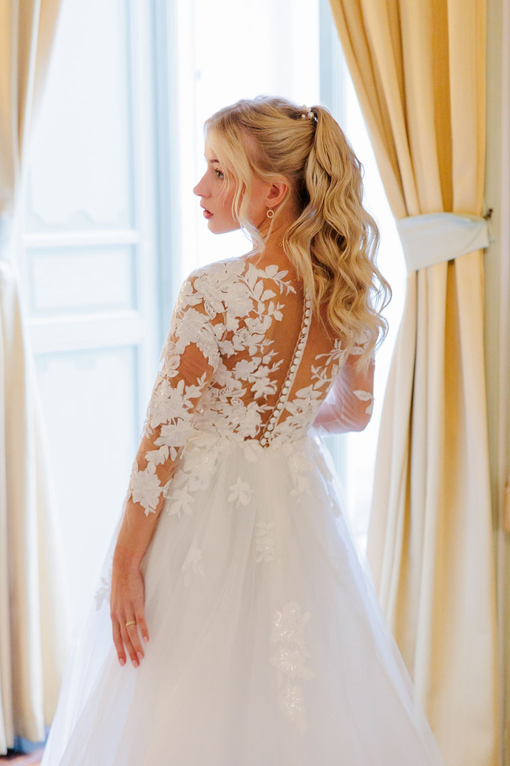 Pitkähihainen häämekko, jossa pehmeä tyllihelma.