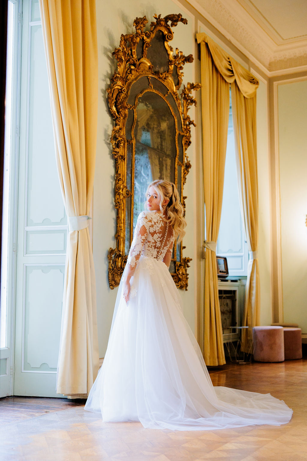 Pitkähihainen häämekko, jossa pehmeä tyllihelma.