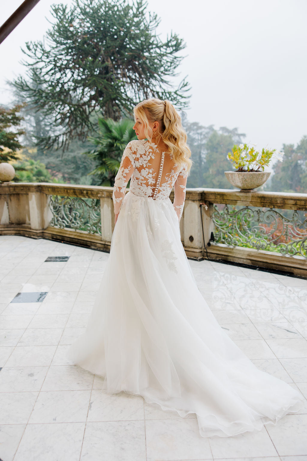 Ajaton ja klassinen A-linjainen häämekko.