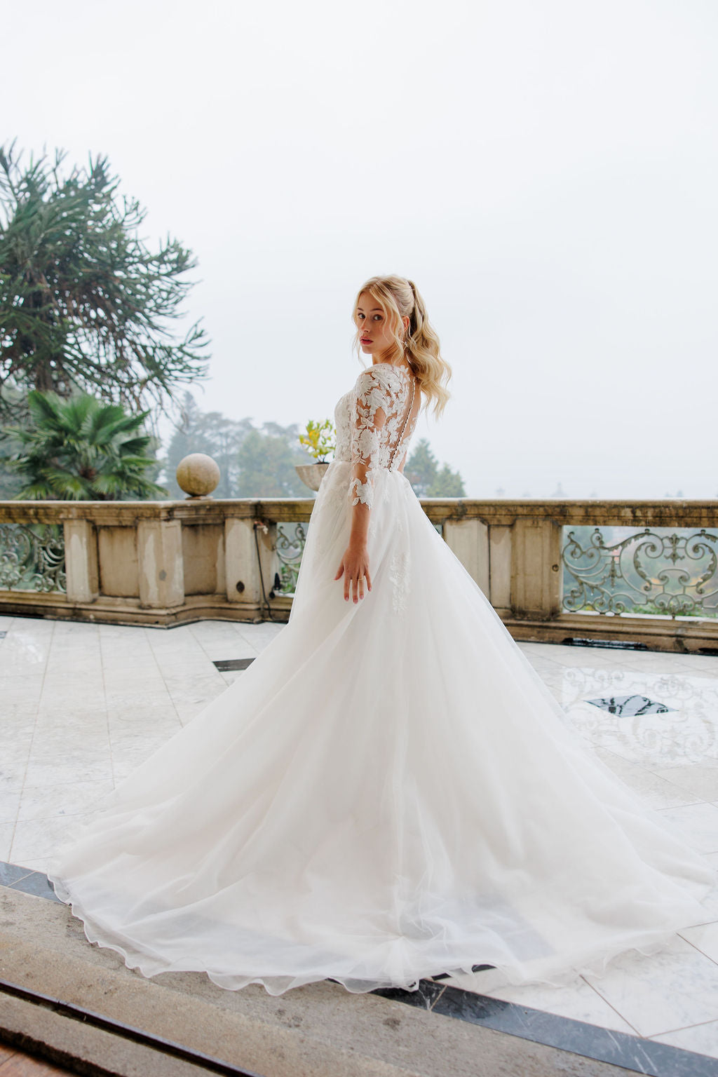 Elegantti valkoinen häämekko, jossa romanttinen A-linja.