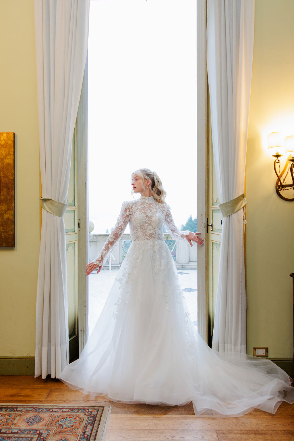 Häämekko, jossa pitkät hihat ja romanttinen pitsiyksityiskohta.