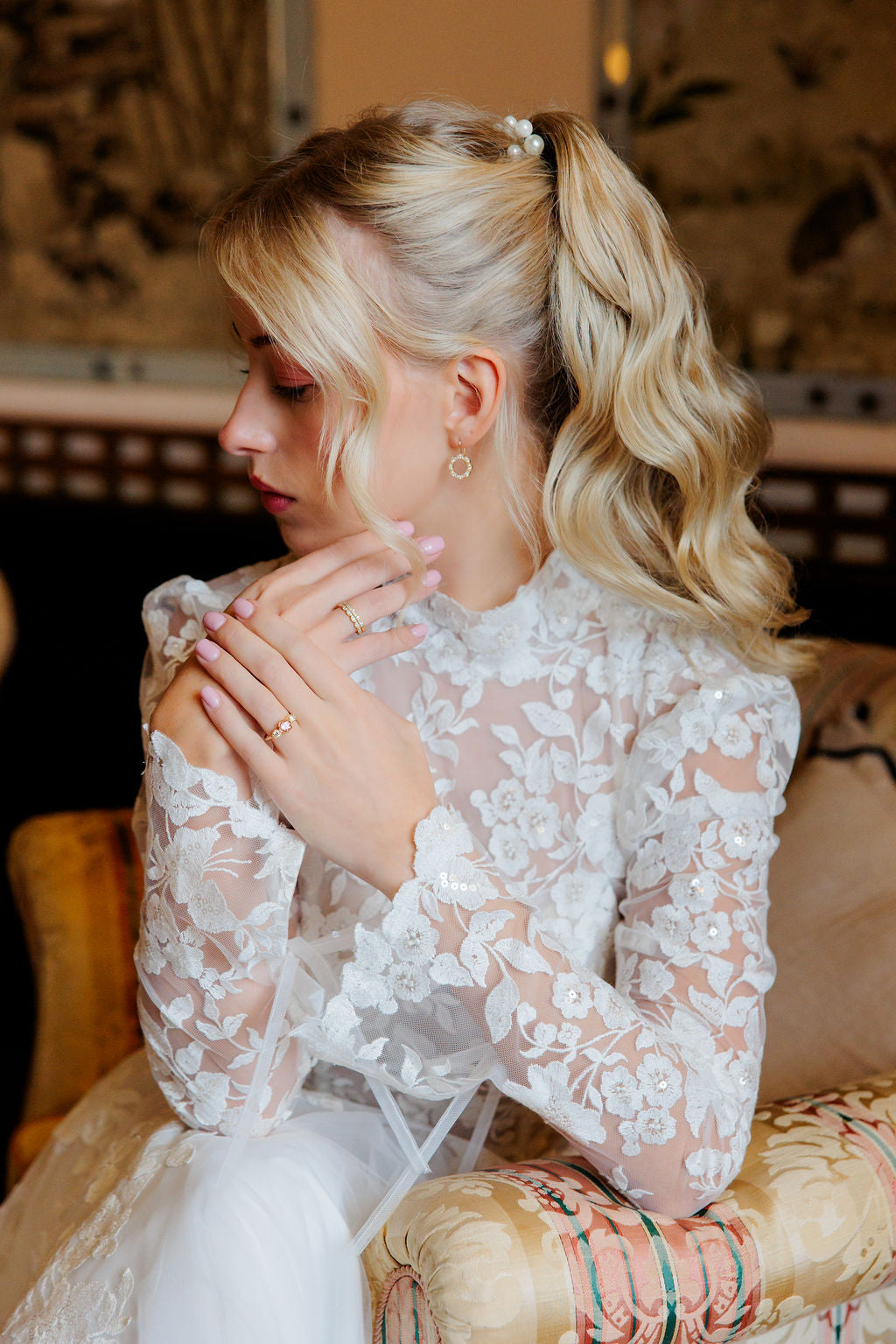 Häämekko, jossa pitkät hihat ja romanttinen pitsiyksityiskohta