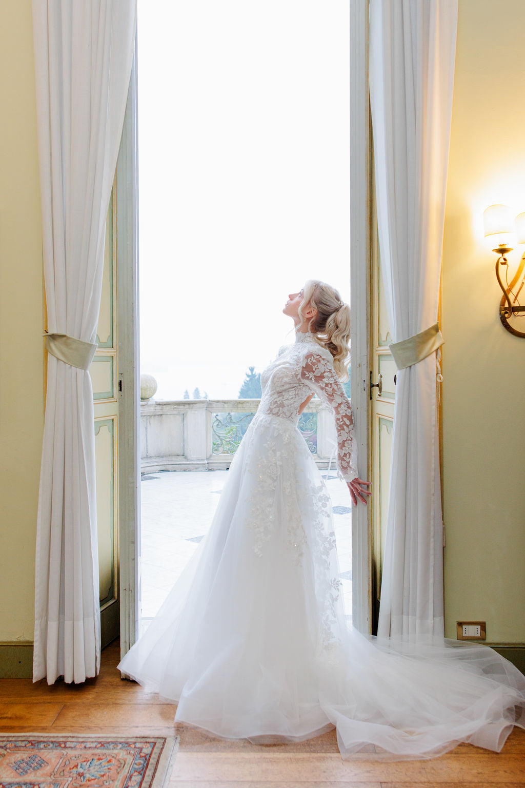 Häämekko, jossa pitkät hihat ja romanttinen pitsiyksityiskohta.