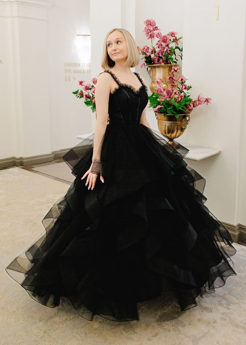 Musta vanhojentanssimekko röyhelöhelmalla.