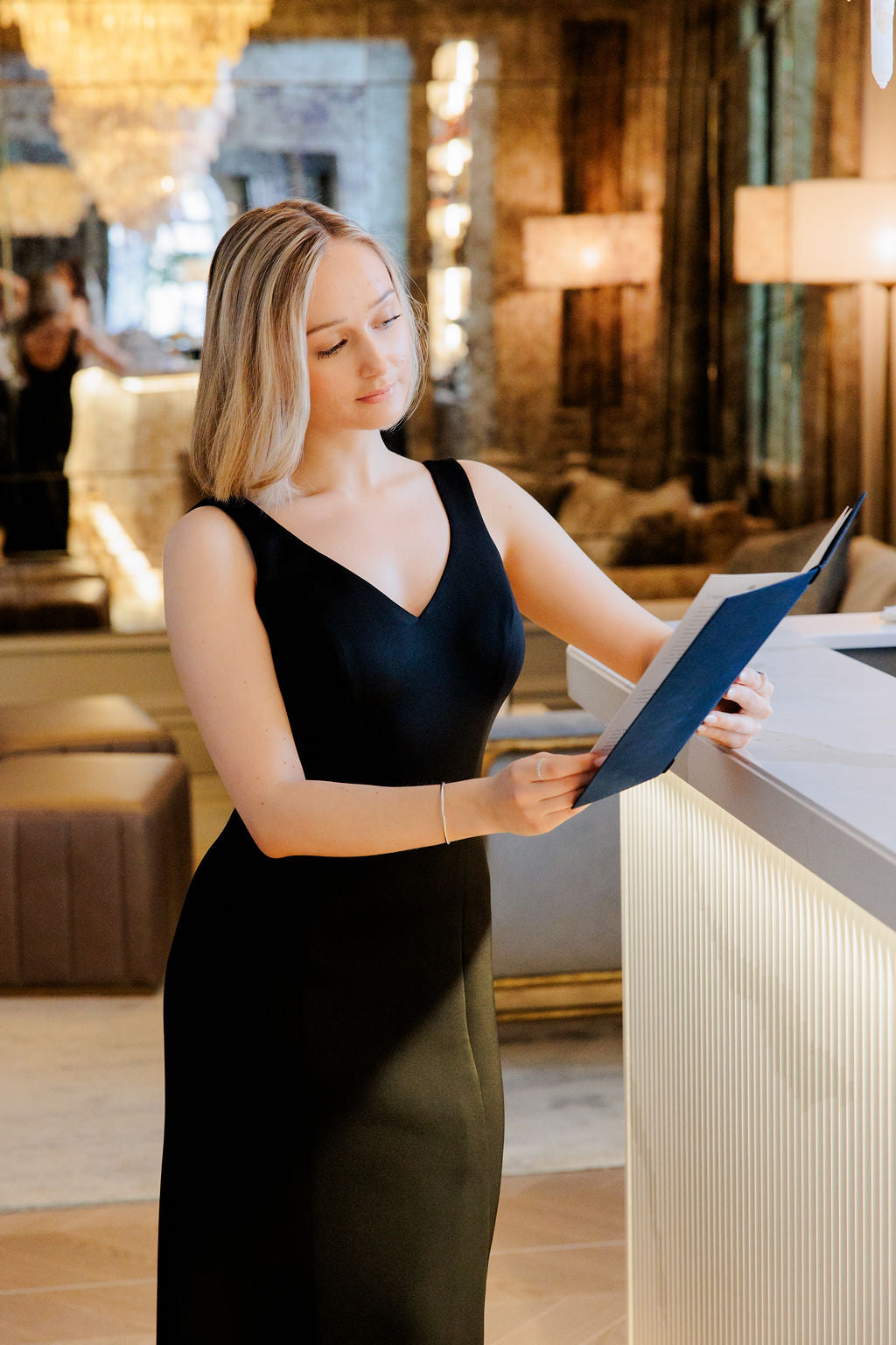 Musta tyköistuva iltapuku juhlavampiin tilaisuuksiin.