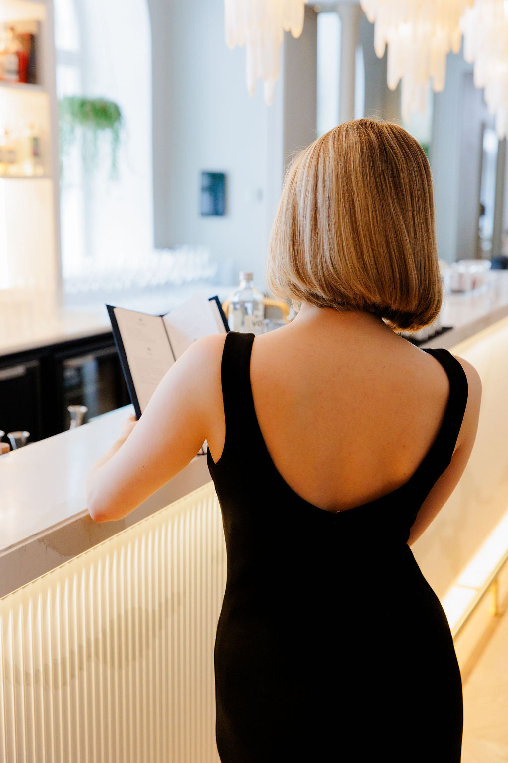 Musta tyköistuva iltapuku juhlavampiin tilaisuuksiin, takaa.