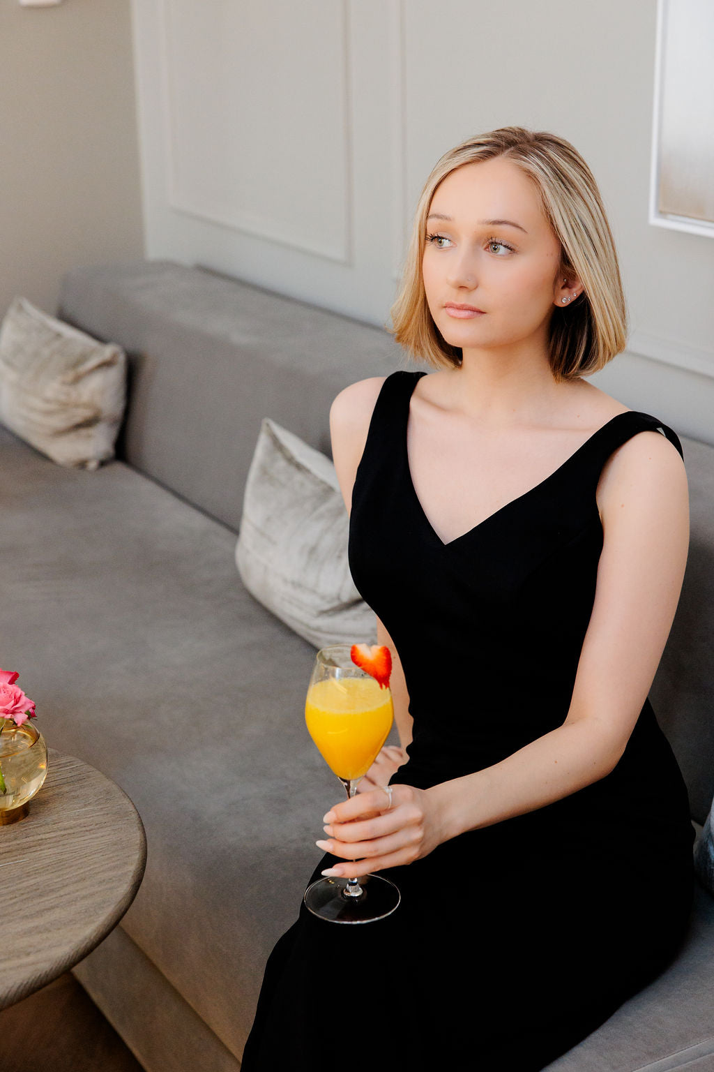 Musta tyköistuva iltapuku juhlavampiin tilaisuuksiin, edestä.