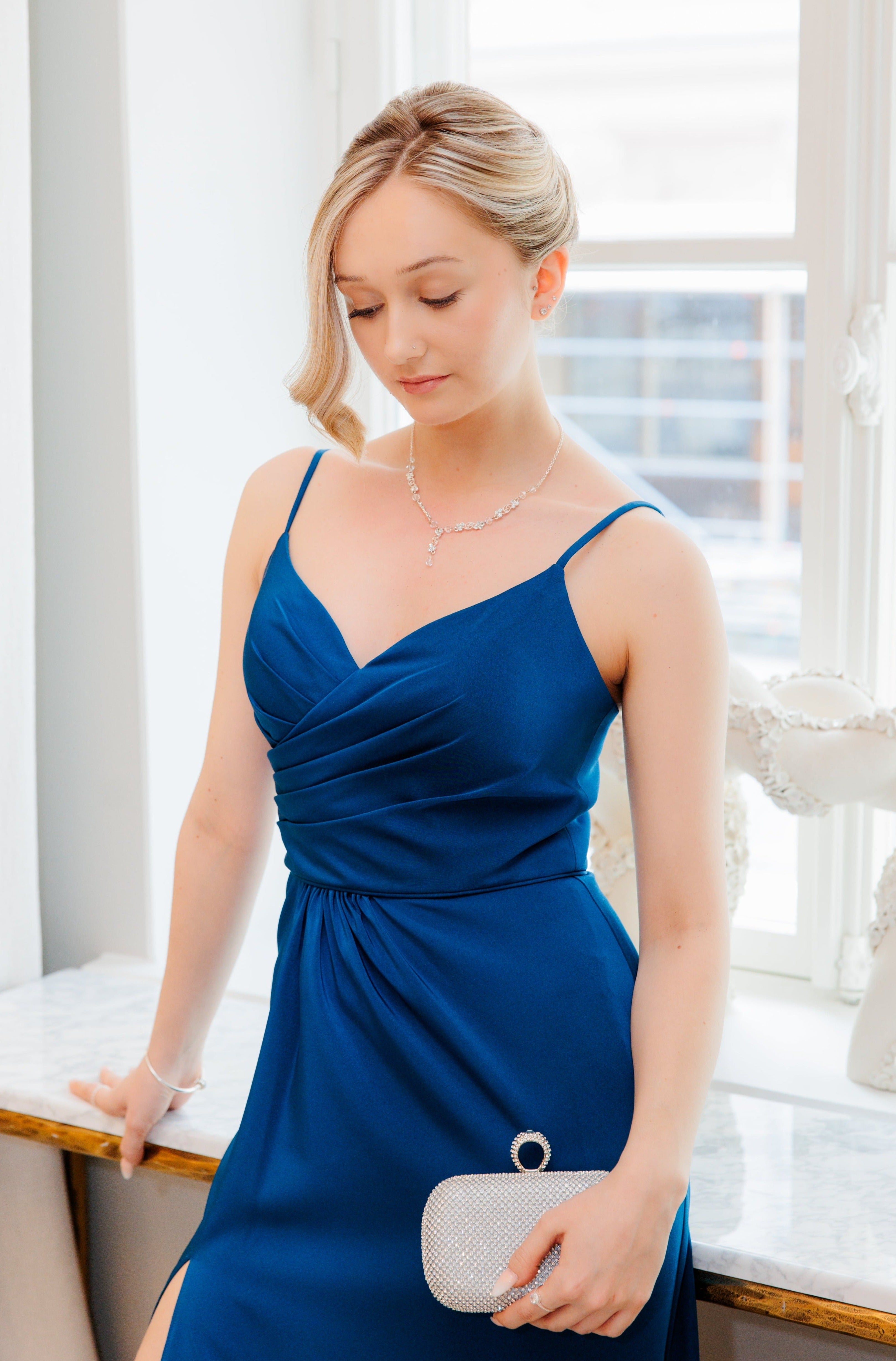 Kirkkaan sininen tyköistuva iltapuku, elegantti.