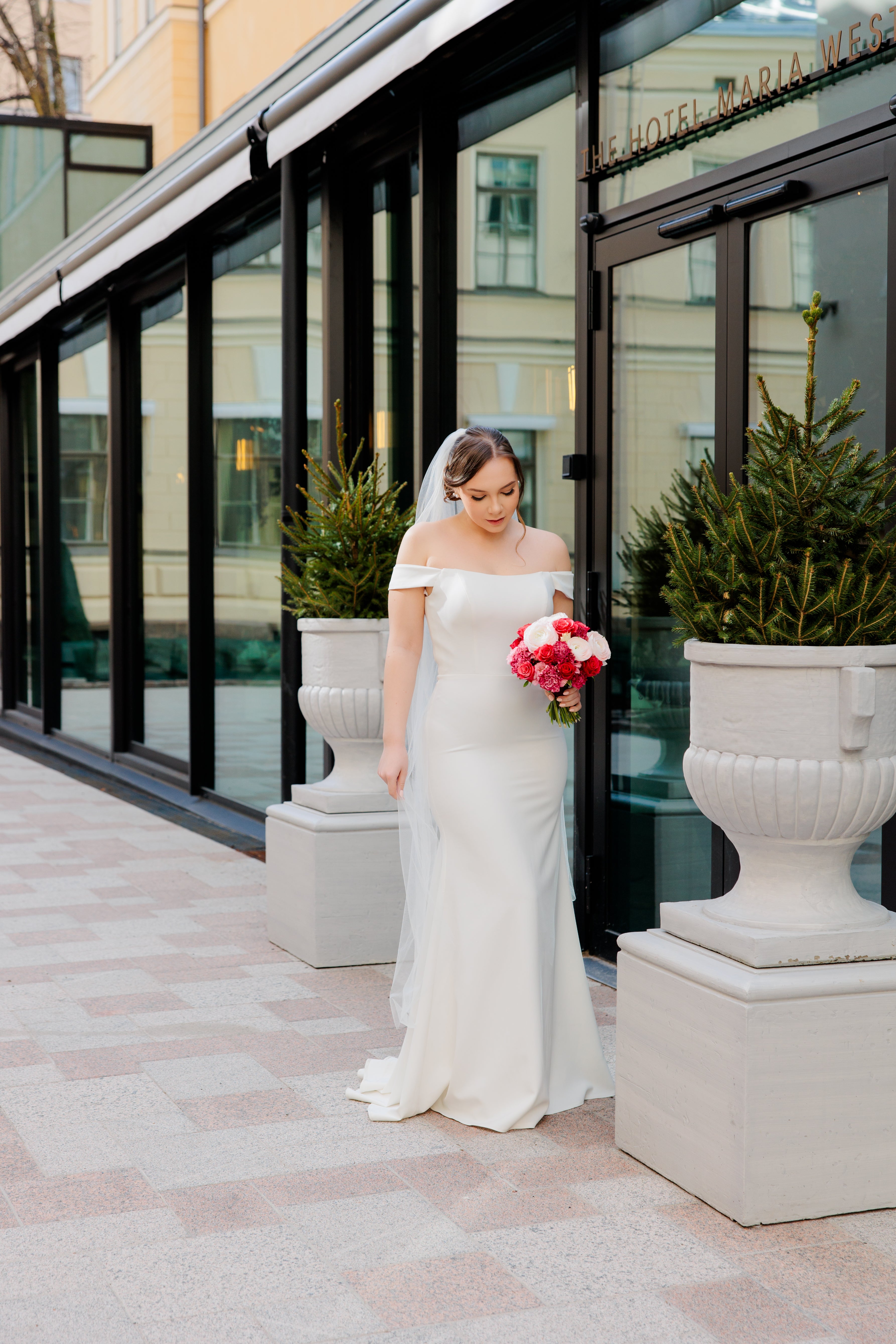 Dazzling-häämekko off-shoulder, tyköistuva helma ja 30 cm laahus, elegantti