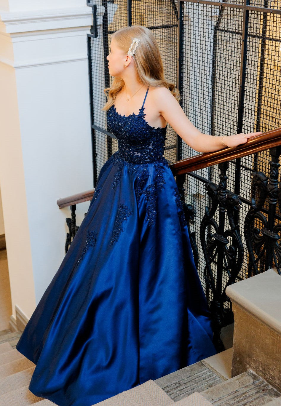 tummansininen satiininen vanhojentanssimekko, edestä.