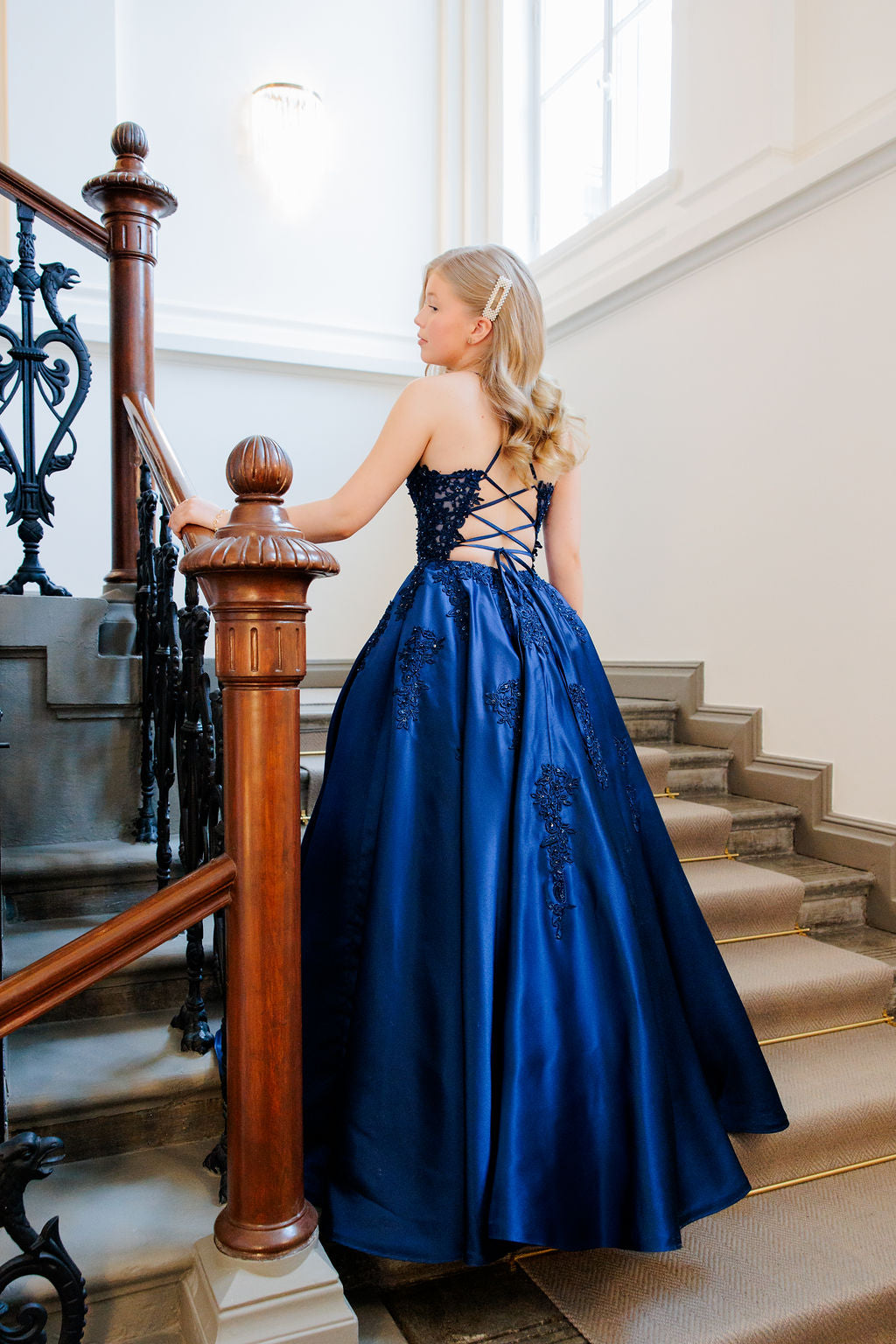 tummansininen satiininen vanhojentanssimekko, takakuva.