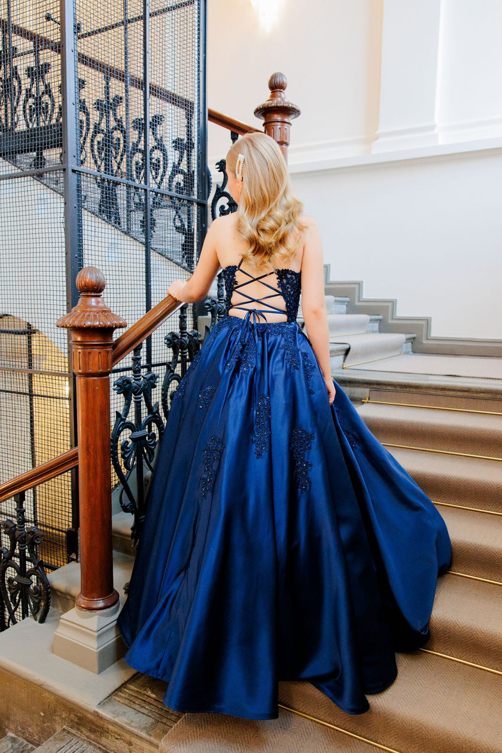 tummansininen satiininen vanhojentanssimekko, takaa, narunyöriselkä.