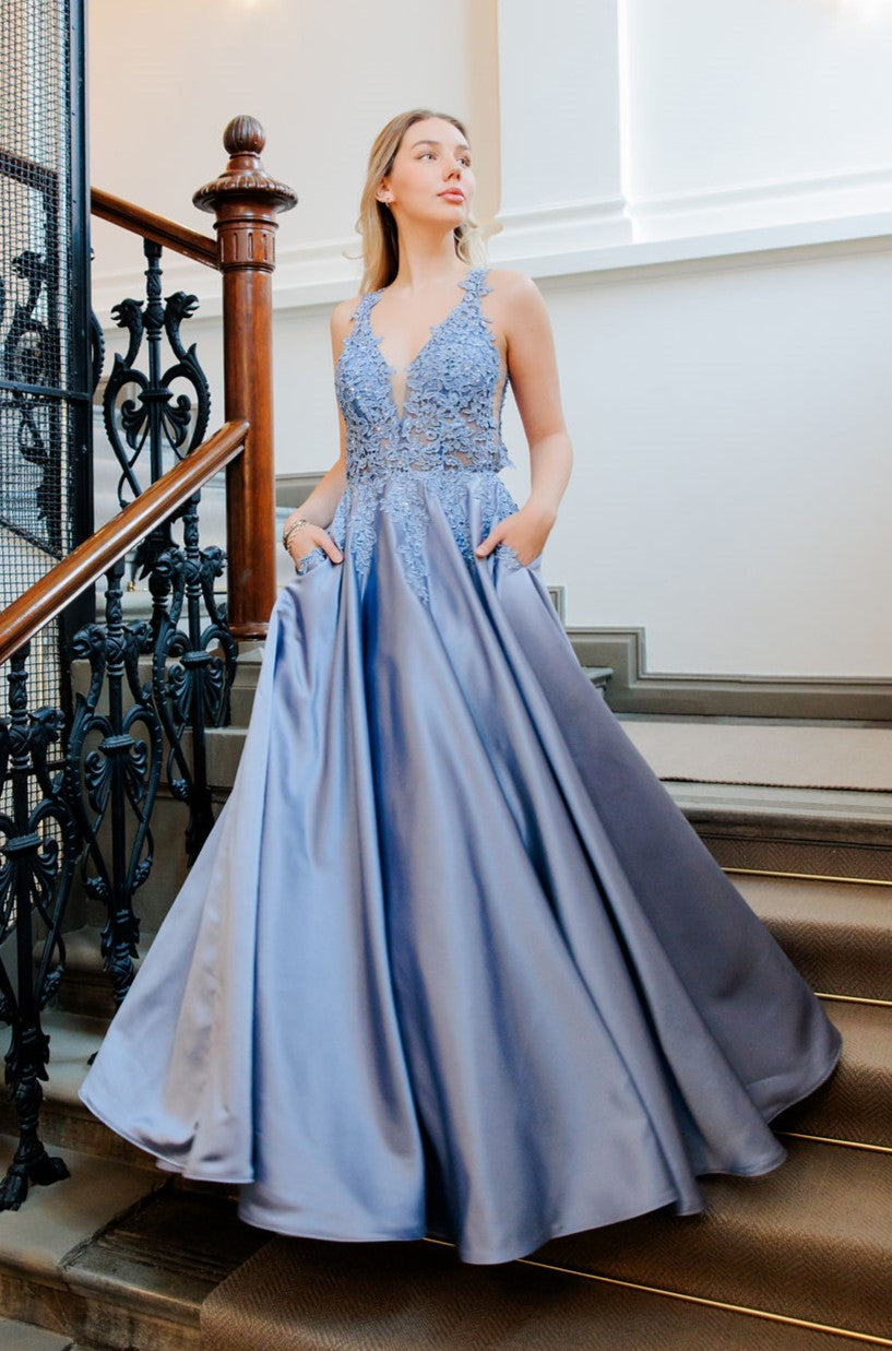 Siniharmaa satiininen vanhojentanssimekko pitsiyläosalla.