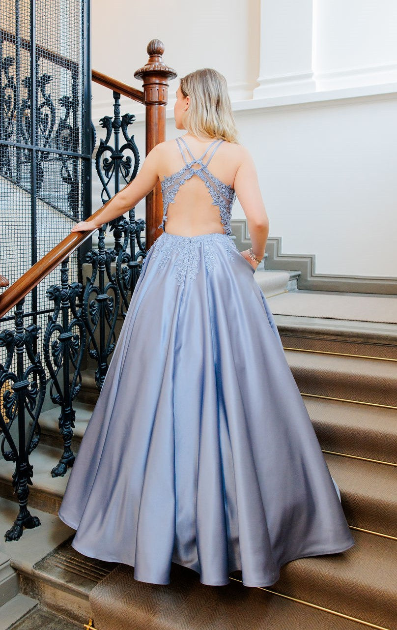 Siniharmaa satiininen vanhojentanssimekko pitsiyläosalla.