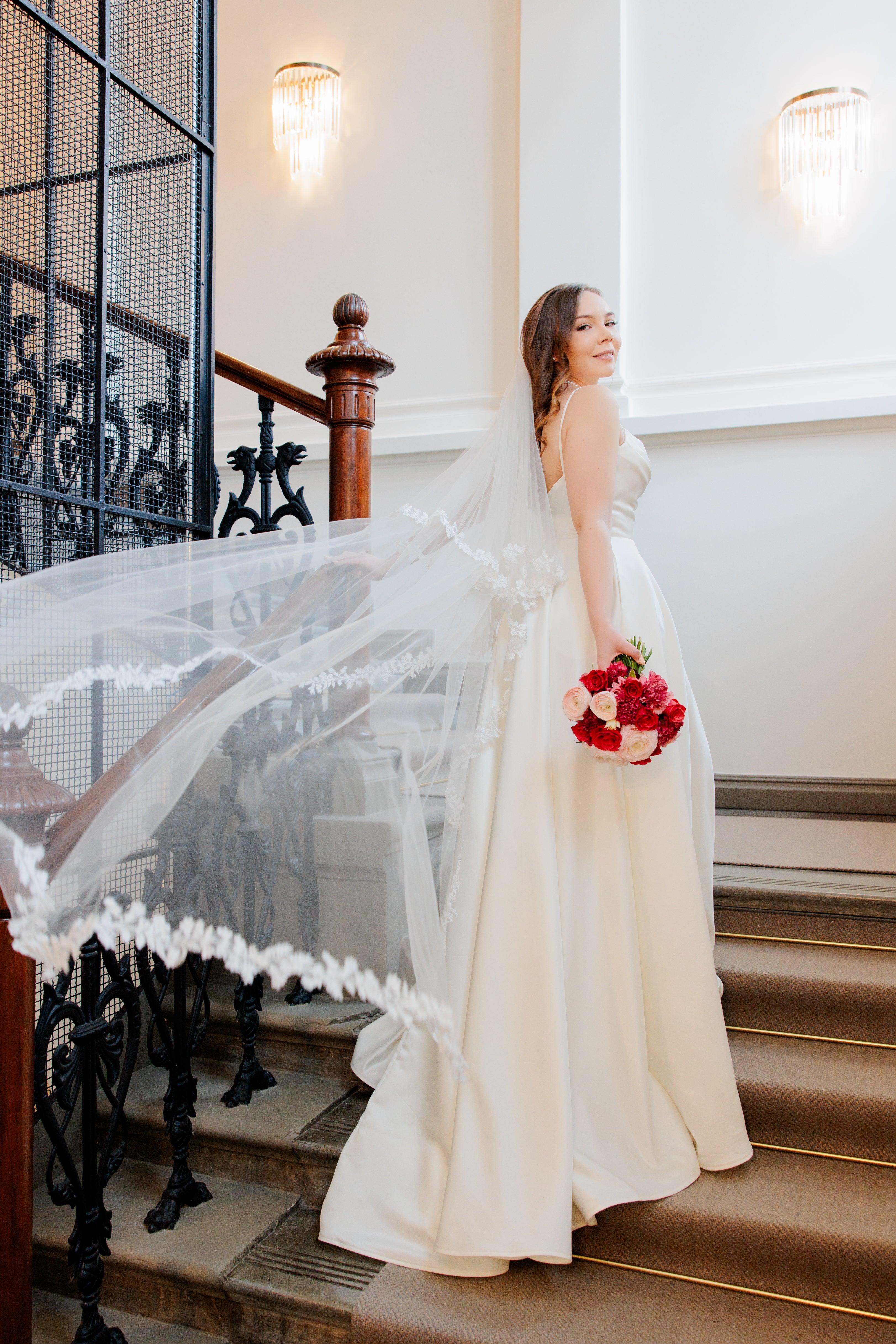 Dazzling-häämekko satiinia, ohuet olkaimet ja 30 cm laahus, elegantti ja moderni, takaa.