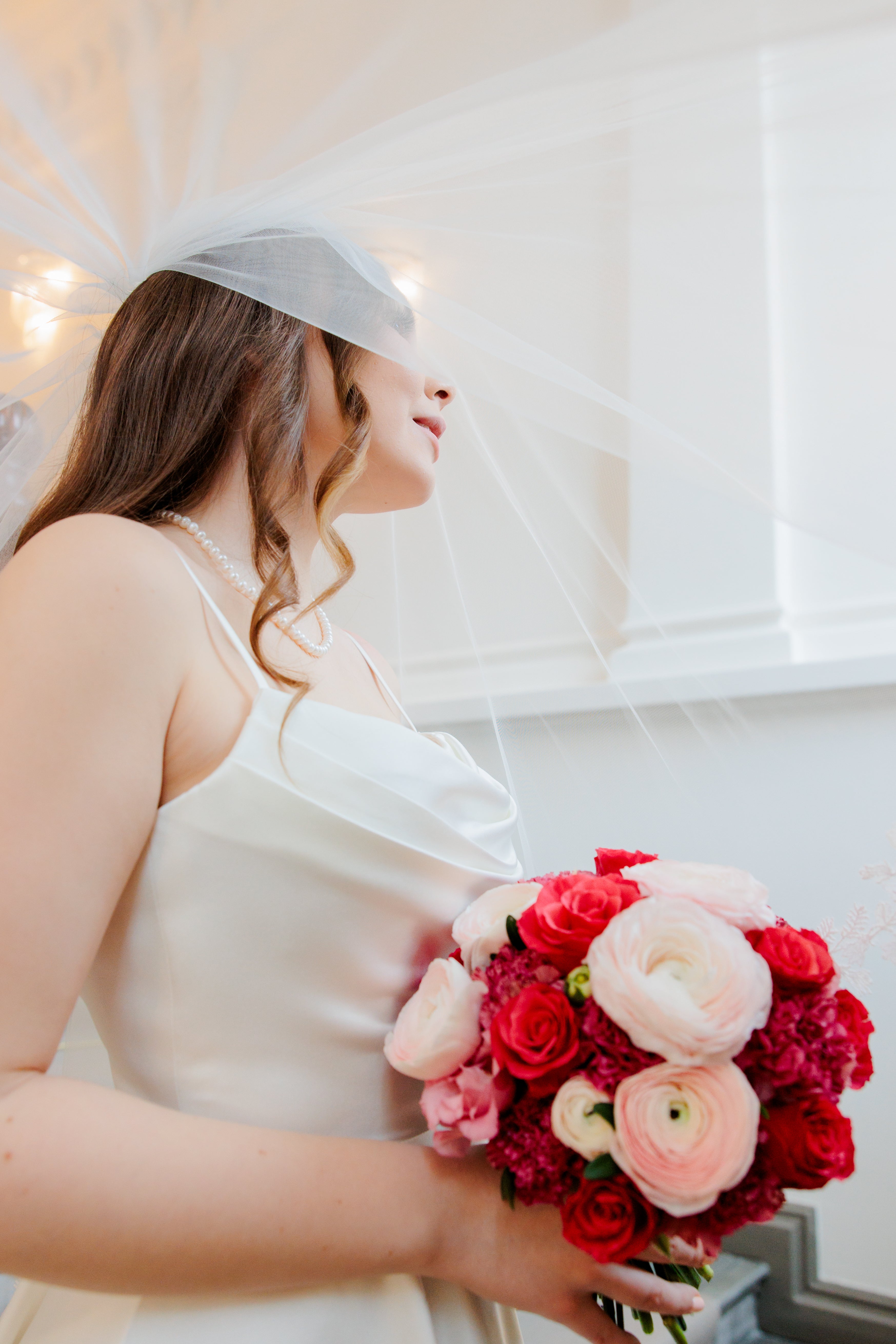 Dazzling-häämekko satiinia, ohuet olkaimet ja 30 cm laahus, elegantti ja moderni, lähikuva.