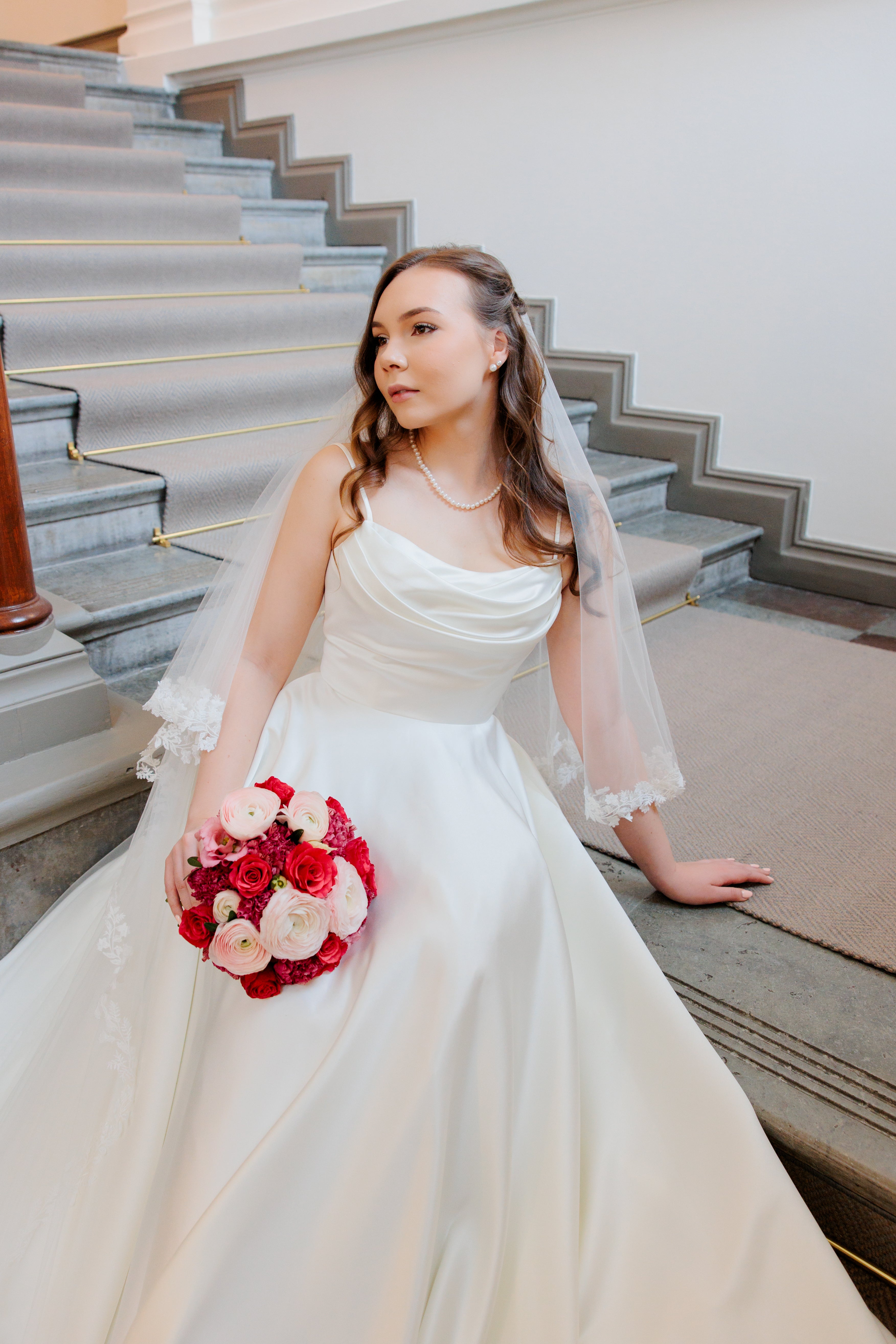 Dazzling-häämekko satiinia, ohuet olkaimet ja 30 cm laahus, elegantti ja moderni