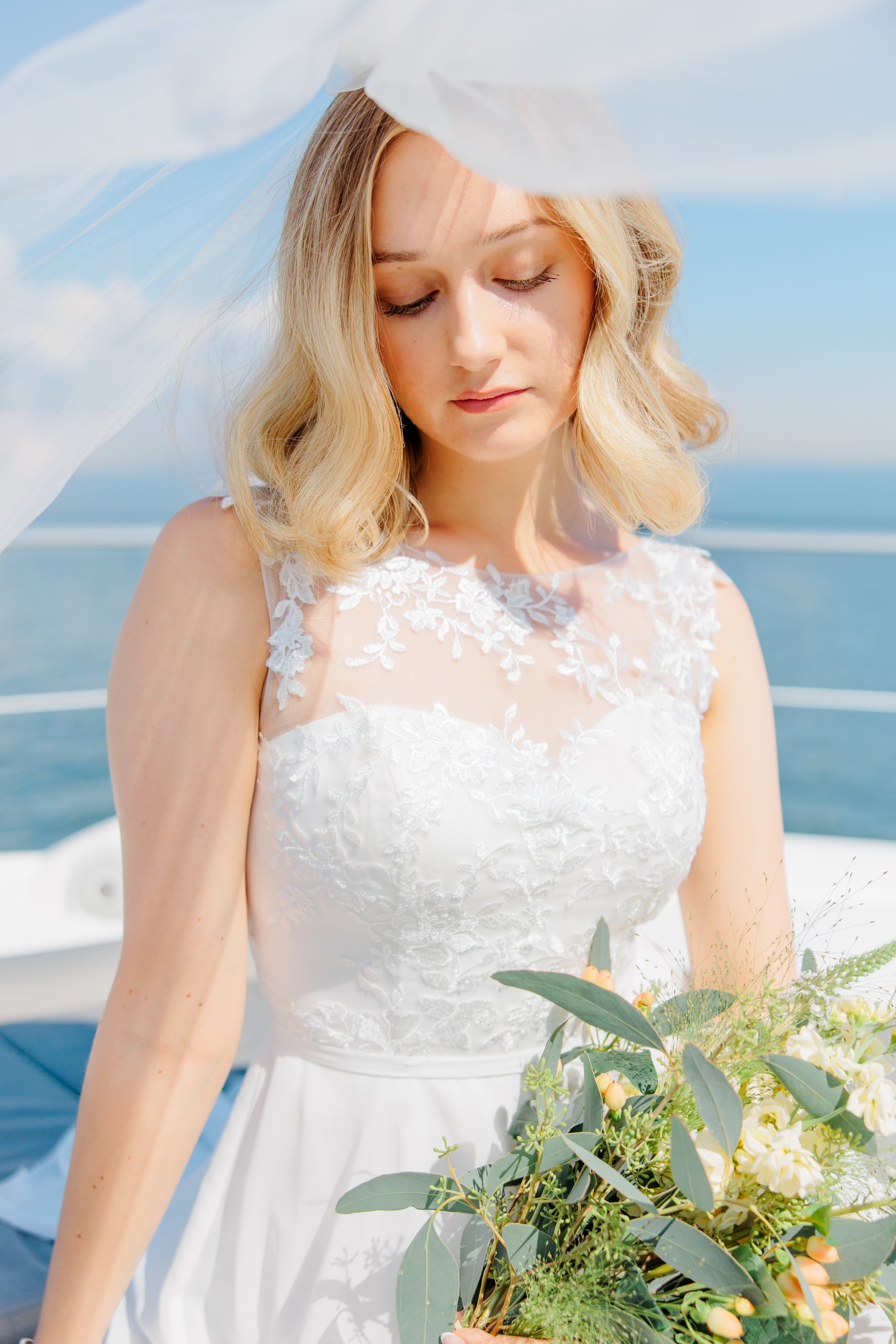 Sifonkinen häämekko, pitsiyläosa ja kevyt laskeutuva kangas, elegantti, edestä.