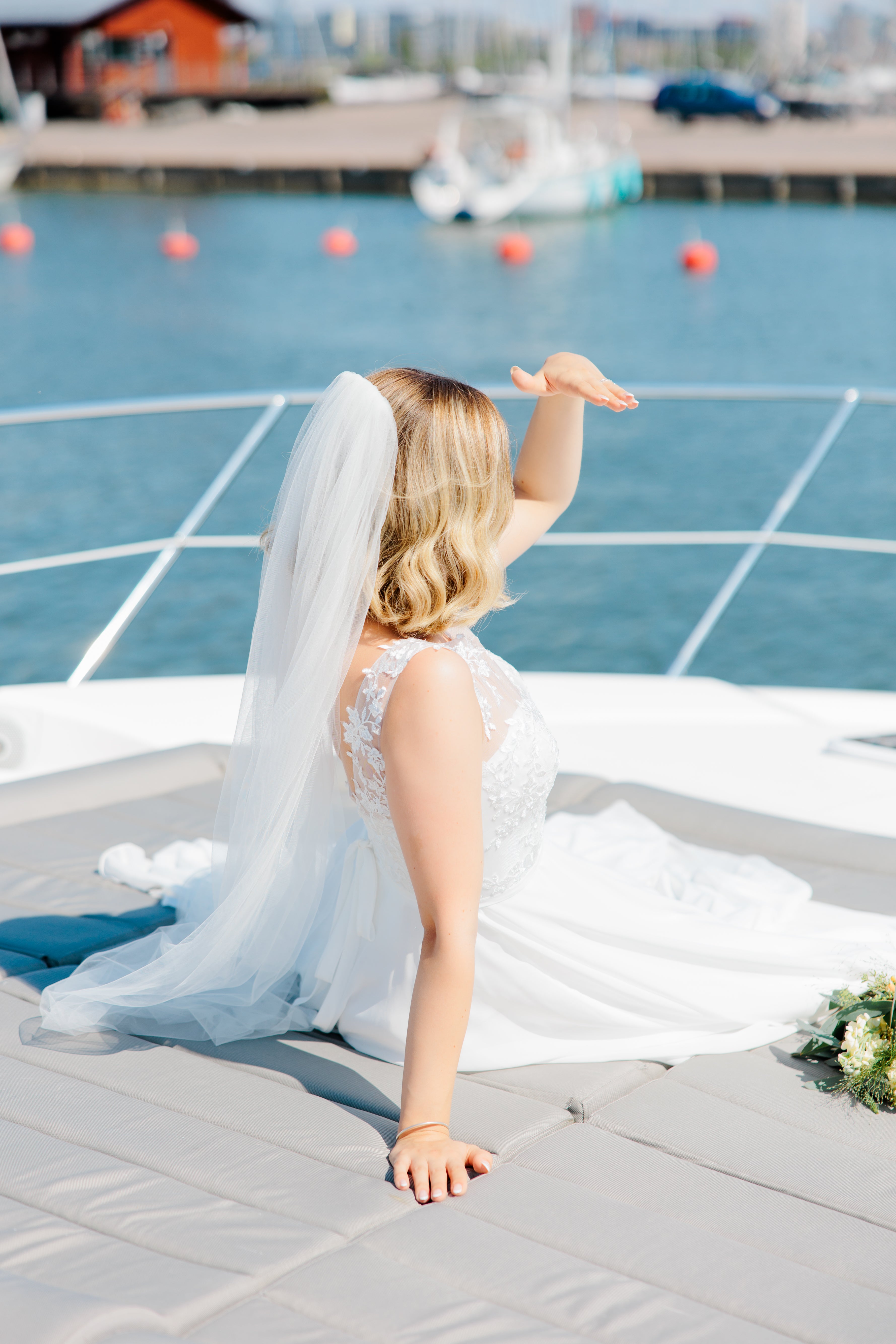 Sifonkinen häämekko, pitsiyläosa ja kevyt laskeutuva kangas, elegantti.