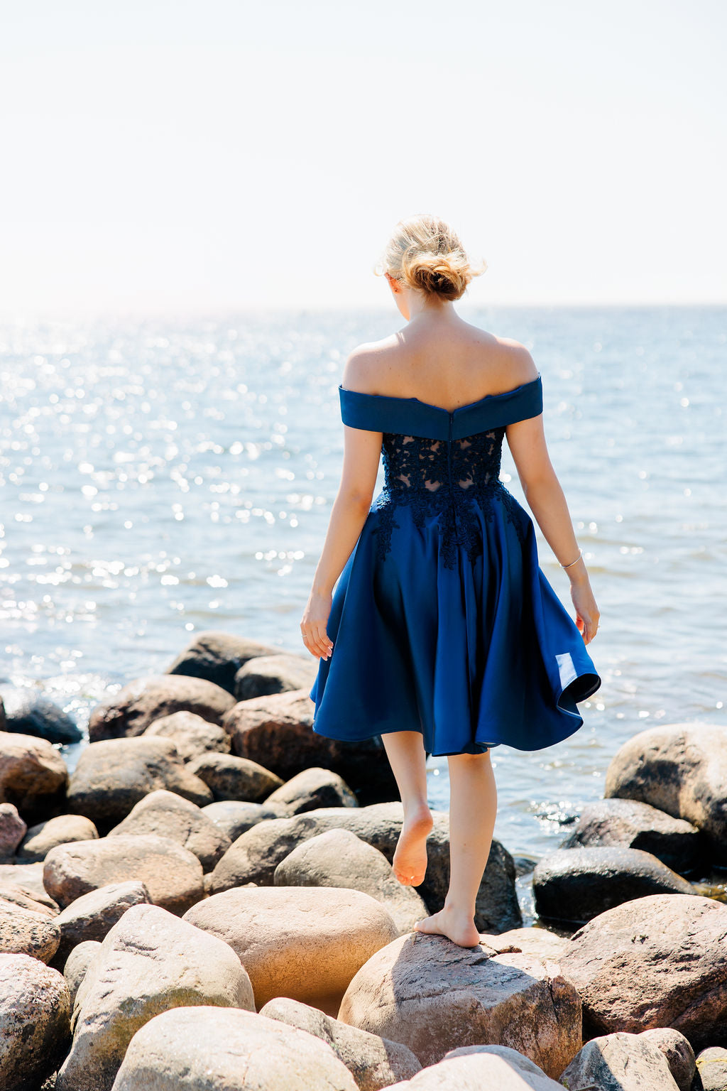 Off shoulder mallinen tummansininen yo-mekko.