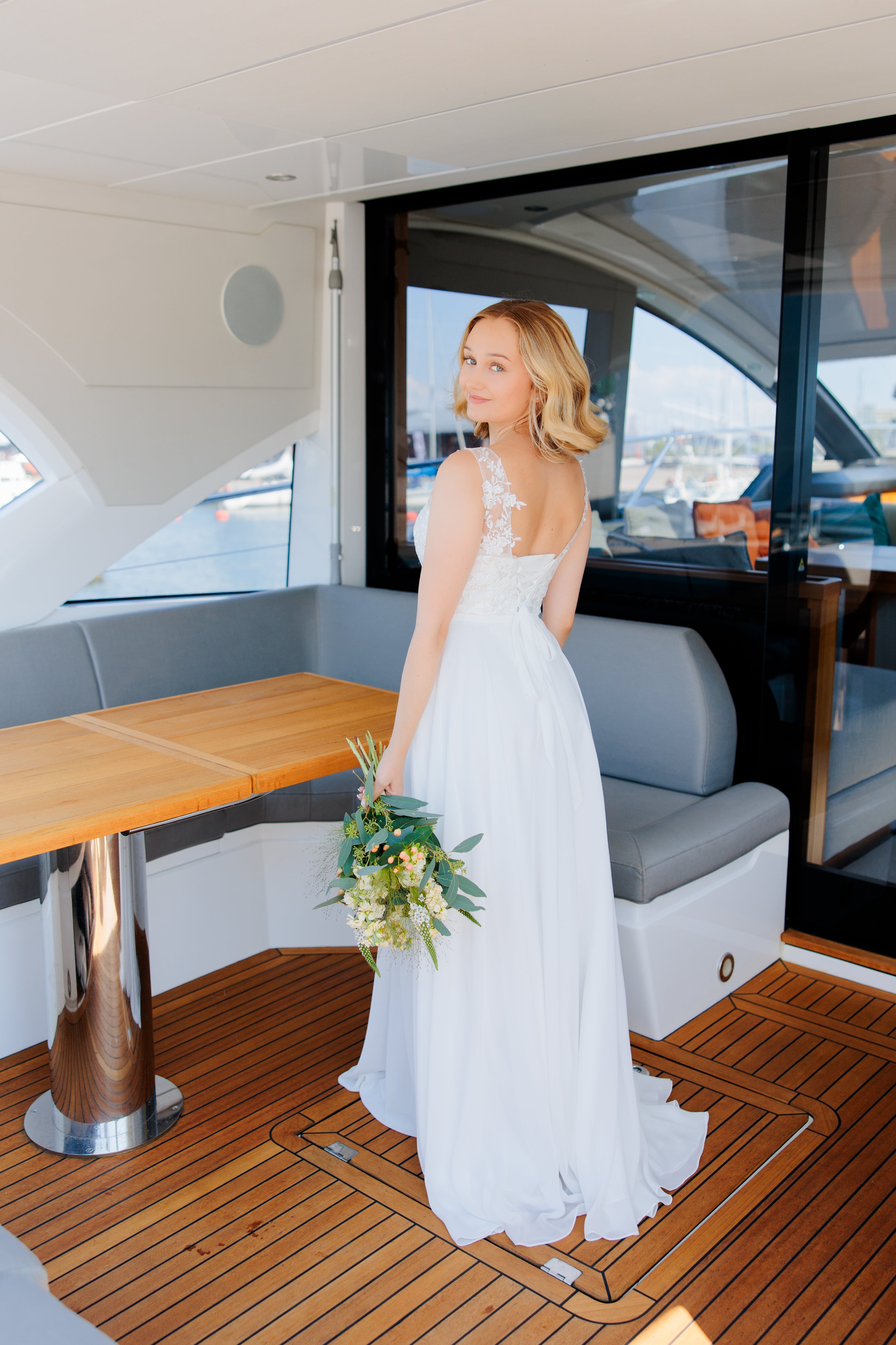 Sifonkinen häämekko, pitsiyläosa ja kevyt laskeutuva kangas, elegantti, takaa.