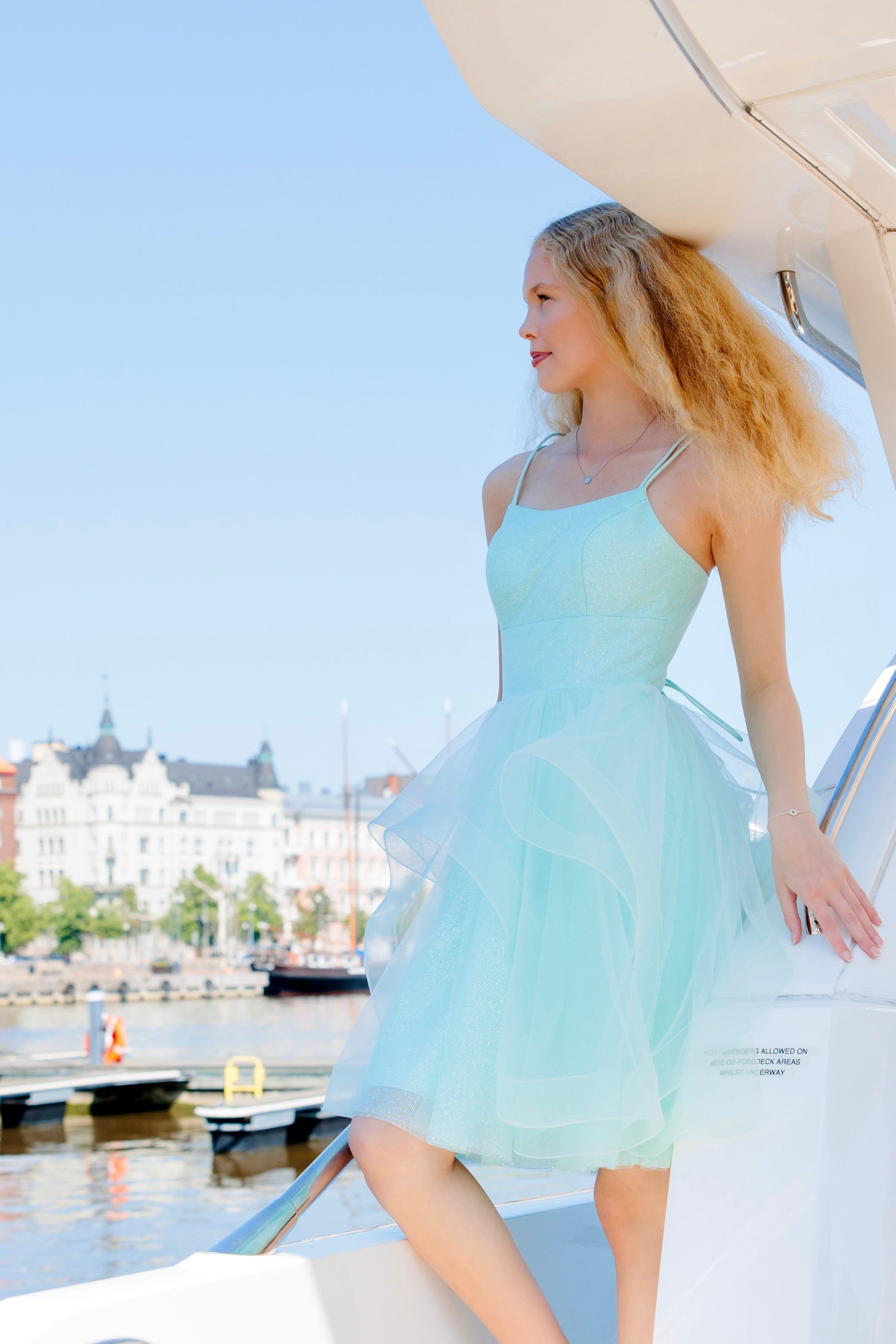 Mintunvihreä juhlamekko röyhelöillä ja kimalluksella.