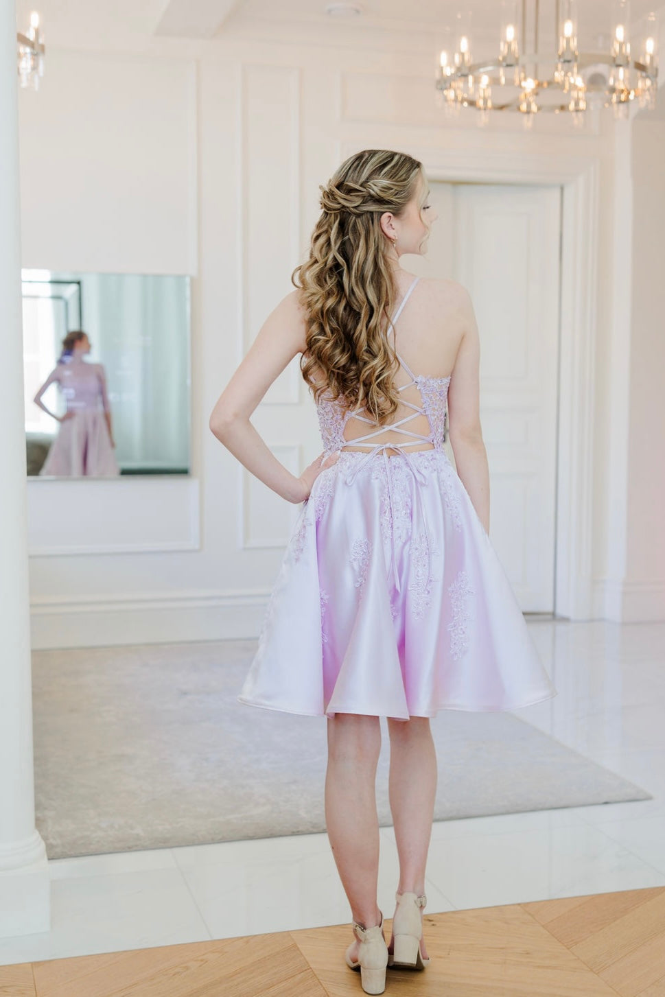 violetti juhlamekko satiinikankaasta ja pitsiyläosalla.