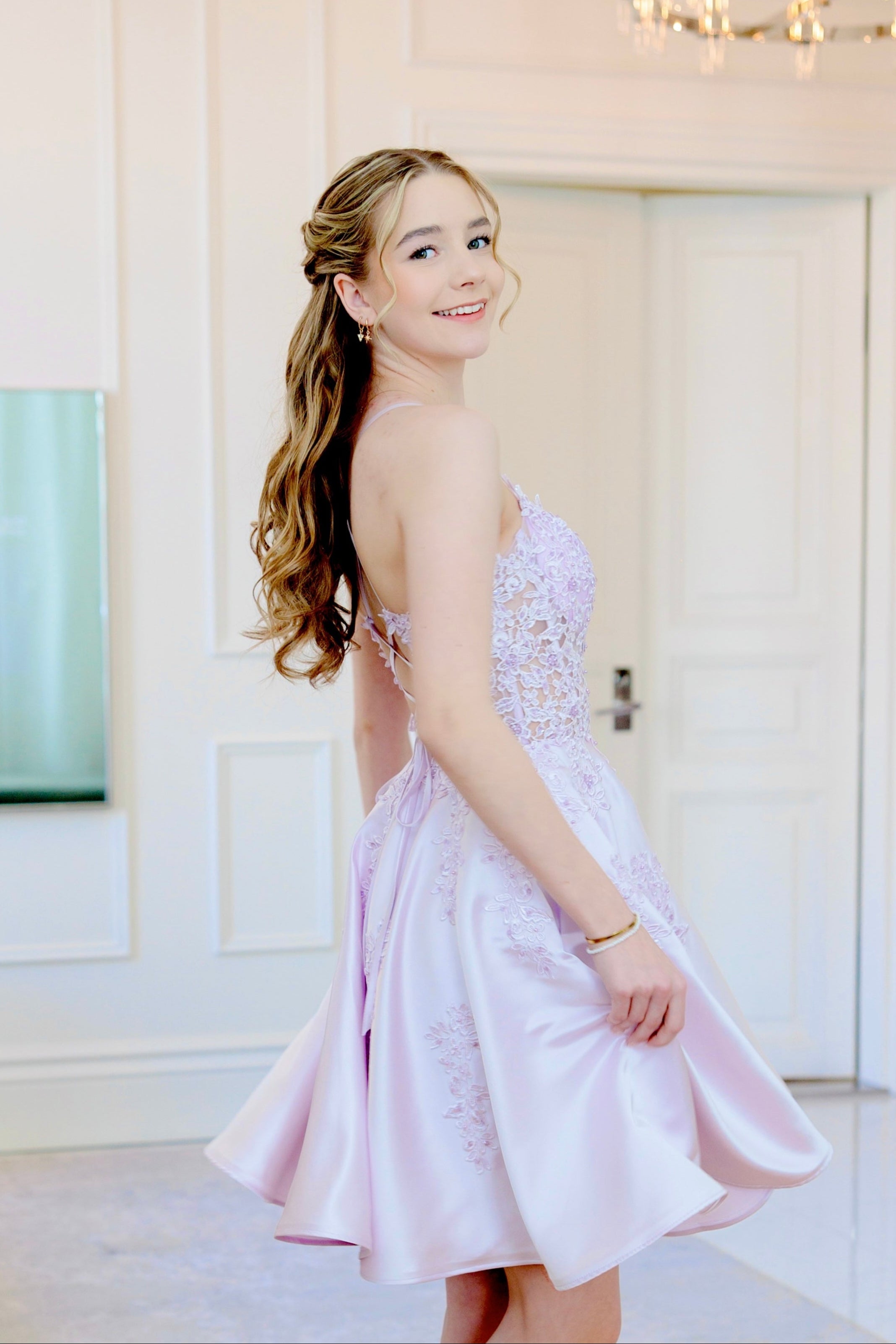 violetti juhlamekko satiinikankaasta ja pitsiyläosalla.