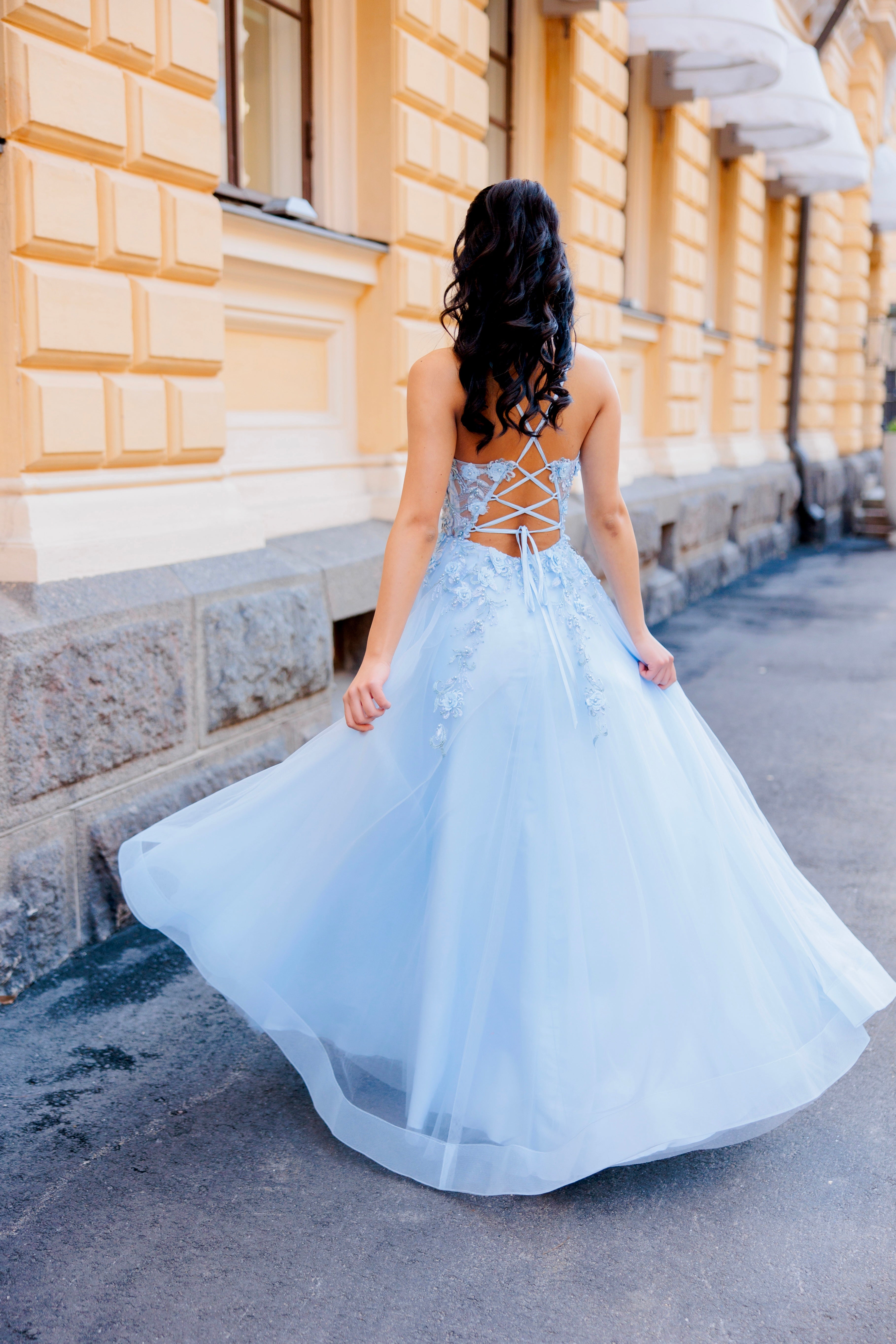 Vaaleansininen vanhojentanssimekko kukkapitsillä, takaa.