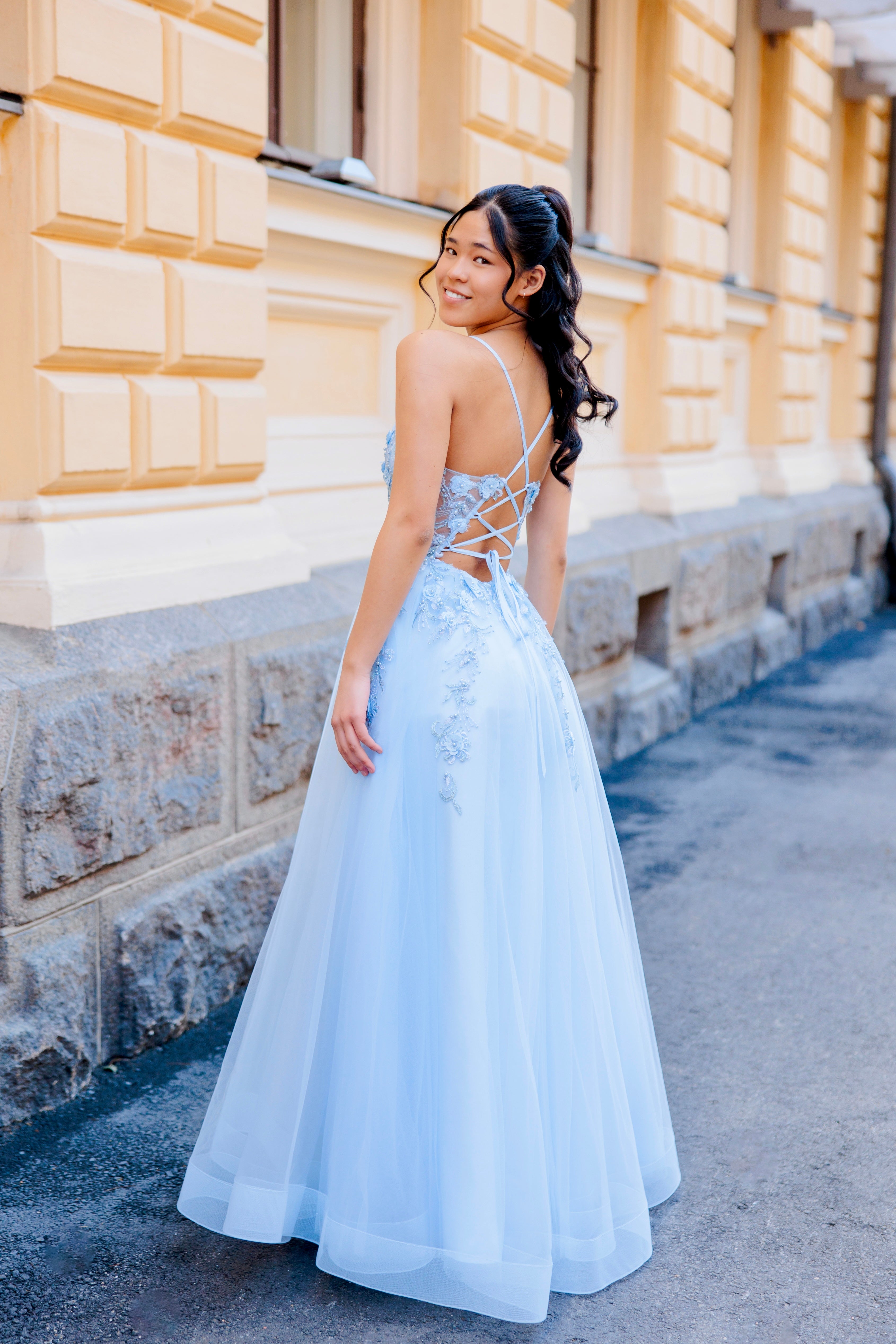 Vaaleansininen vanhojentanssimekko kukkapitsillä, takakuva.