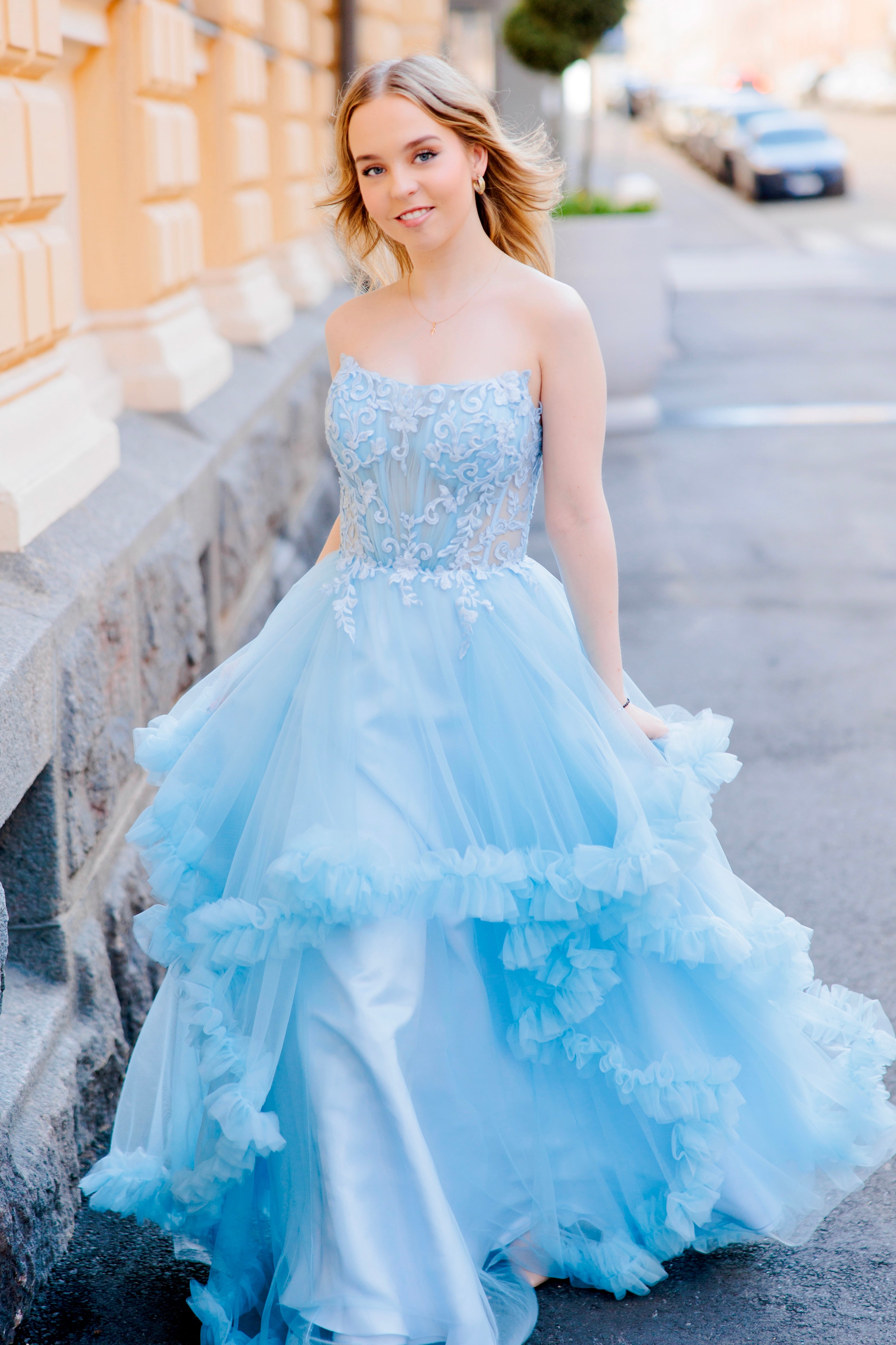 Olkaimeton vaaleansininen röyhelähelmainen vanhojentanssimekko, edestä.