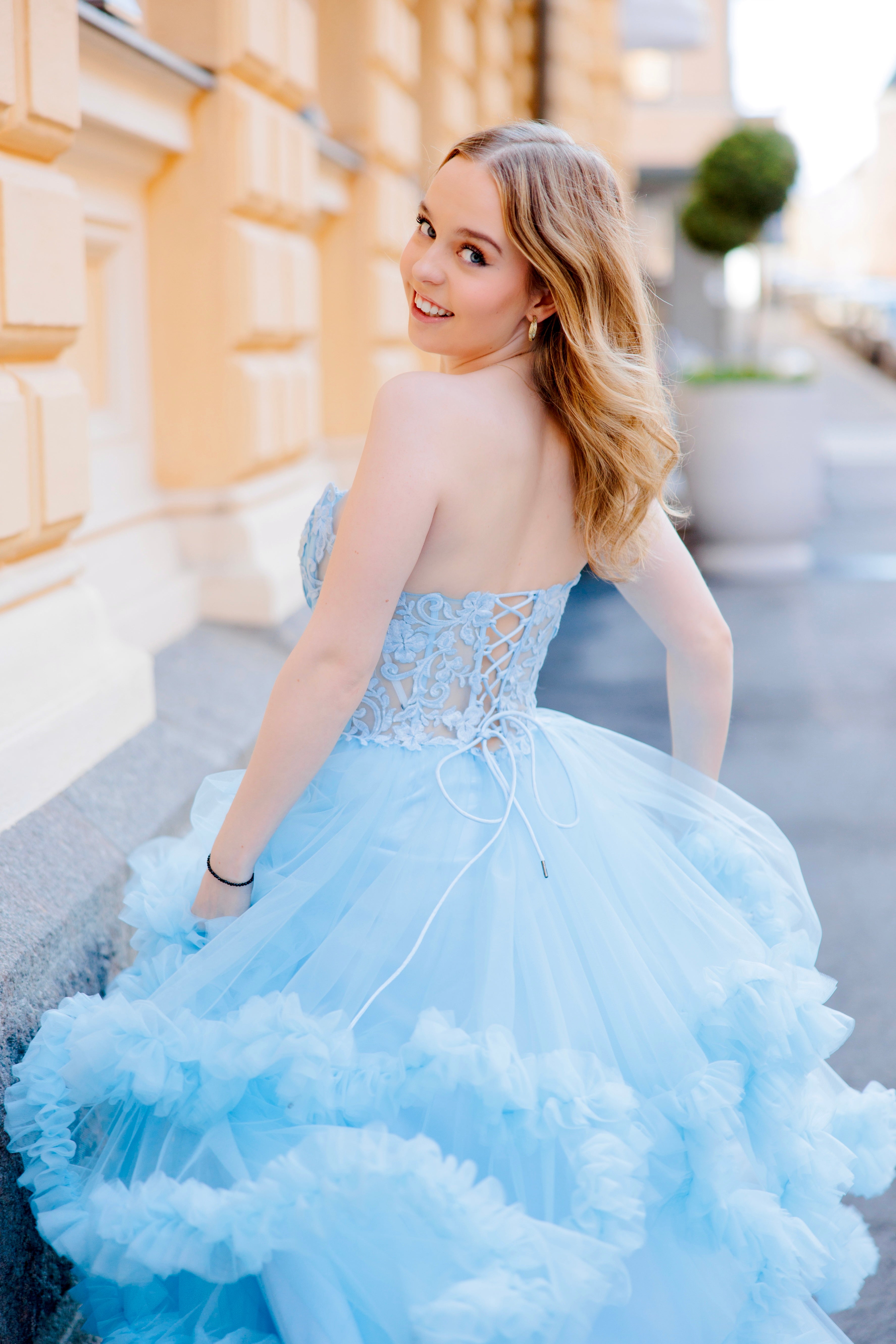 Olkaimeton vaaleansininen röyhelähelmainen vanhojentanssimekko, selkä.