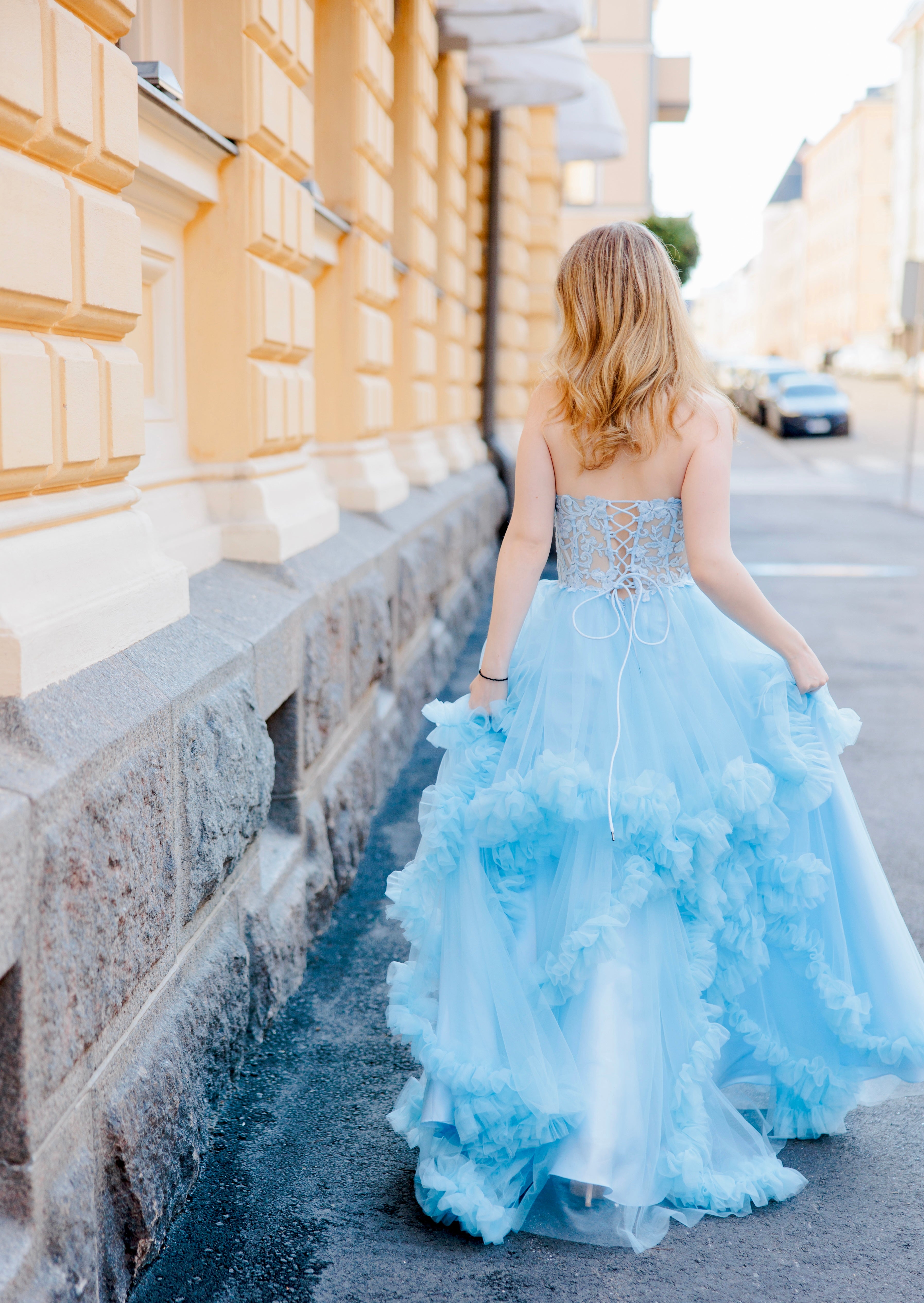 Olkaimeton vaaleansininen röyhelähelmainen vanhojentanssimekko, takakuva.