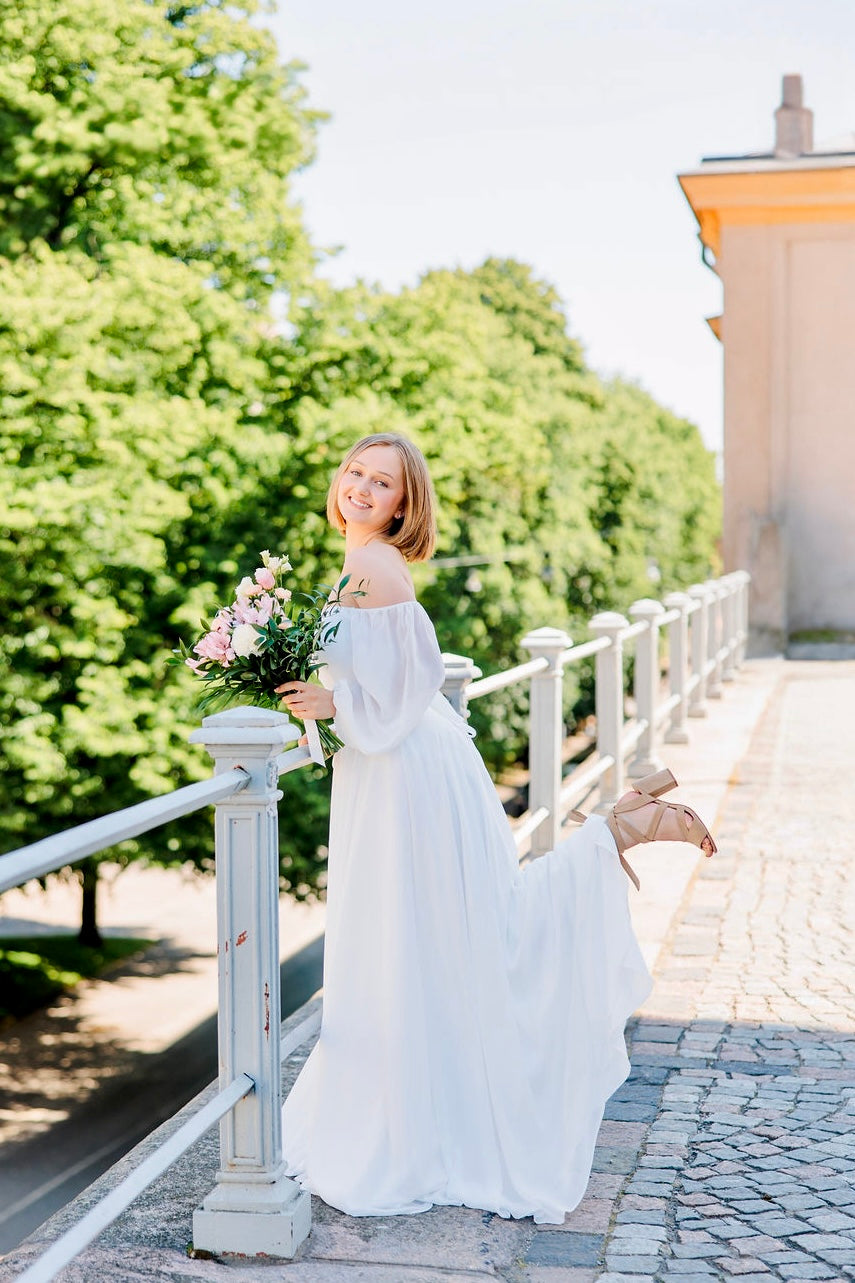 Dazzling-häämekko sifonkia, off-shoulder-yläosa ja pitkät hiha, elegantti.