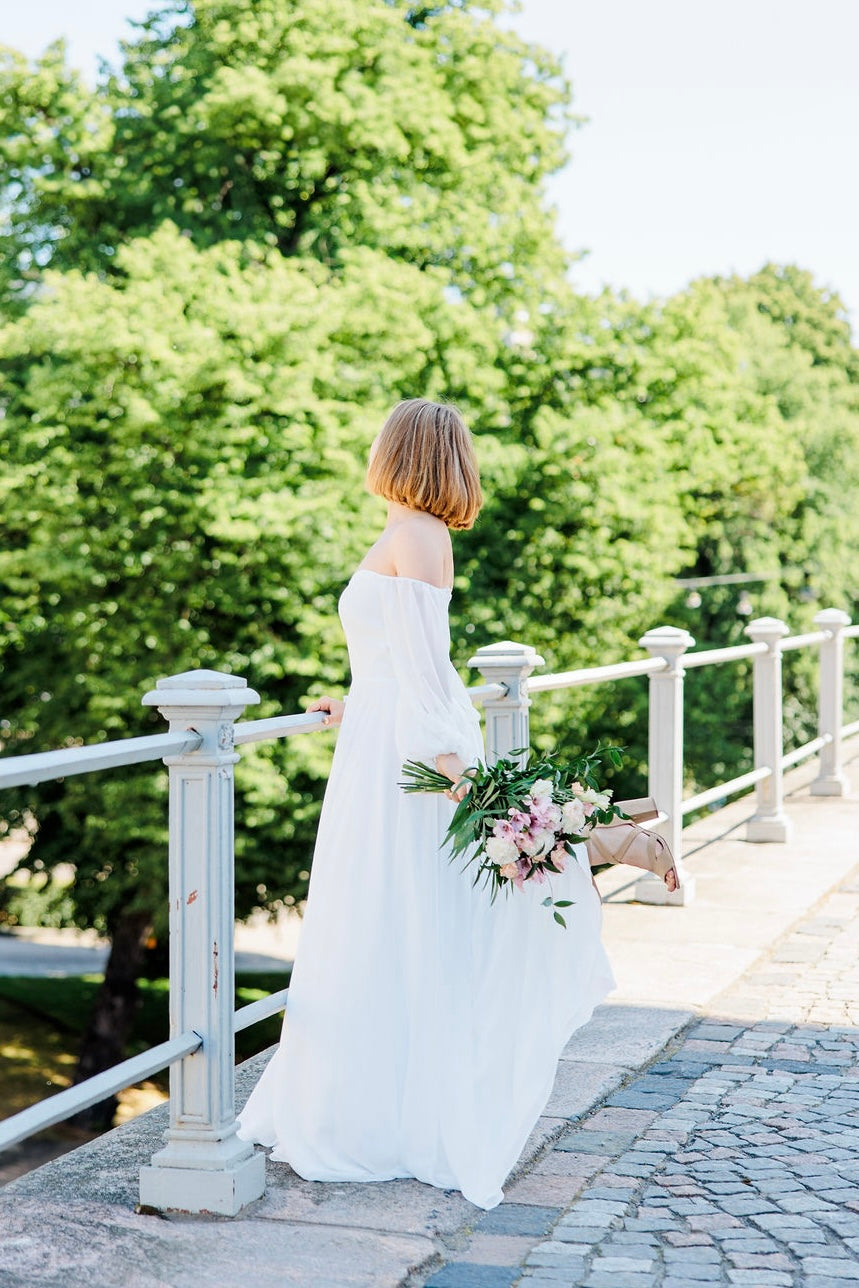 Dazzling-häämekko sifonkia, off-shoulder-yläosa ja pitkät hiha, elegantti.