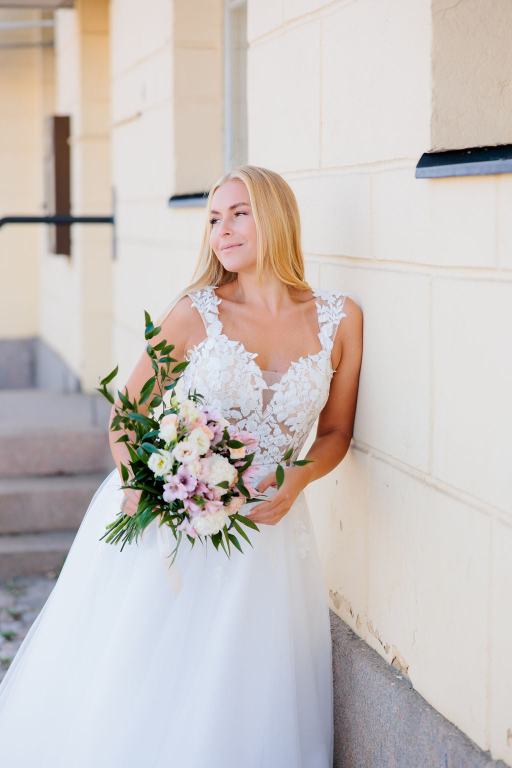 Dazzling-häämekko pitsiyläosalla ja tyllikankaalla, elegantti, unenomainen.