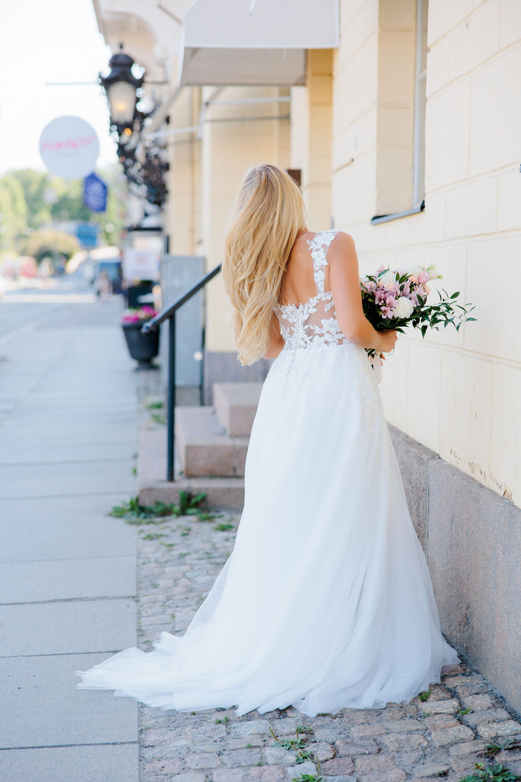 Dazzling-häämekko pitsiyläosalla ja tyllikankaalla, elegantti, unenomainen, takaa.