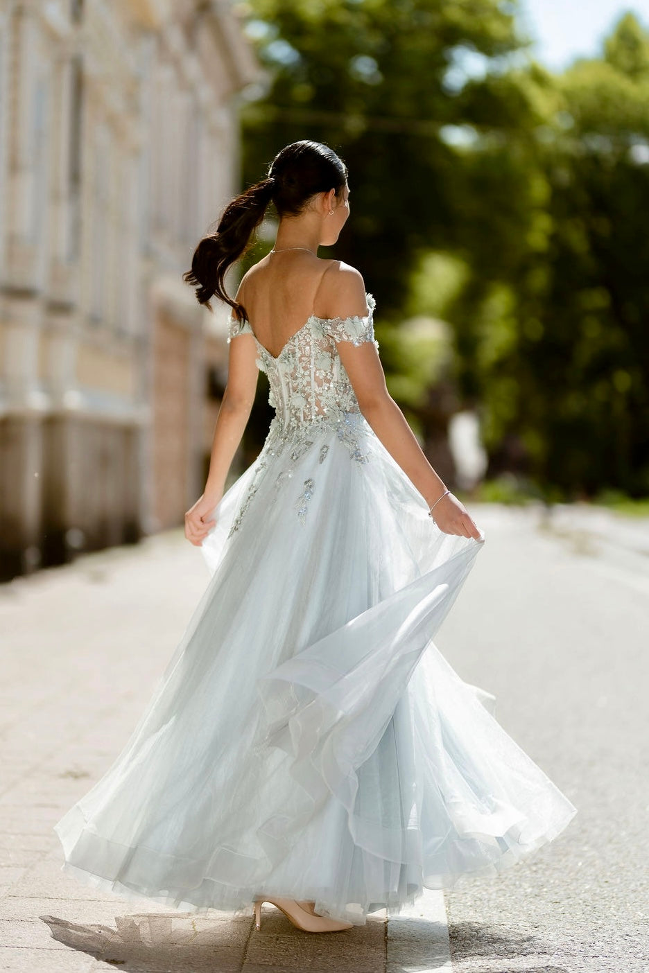 Off-shoulder olkaiminen hopea vanhojentanssimekko, 3D kukkaa, takakuva.