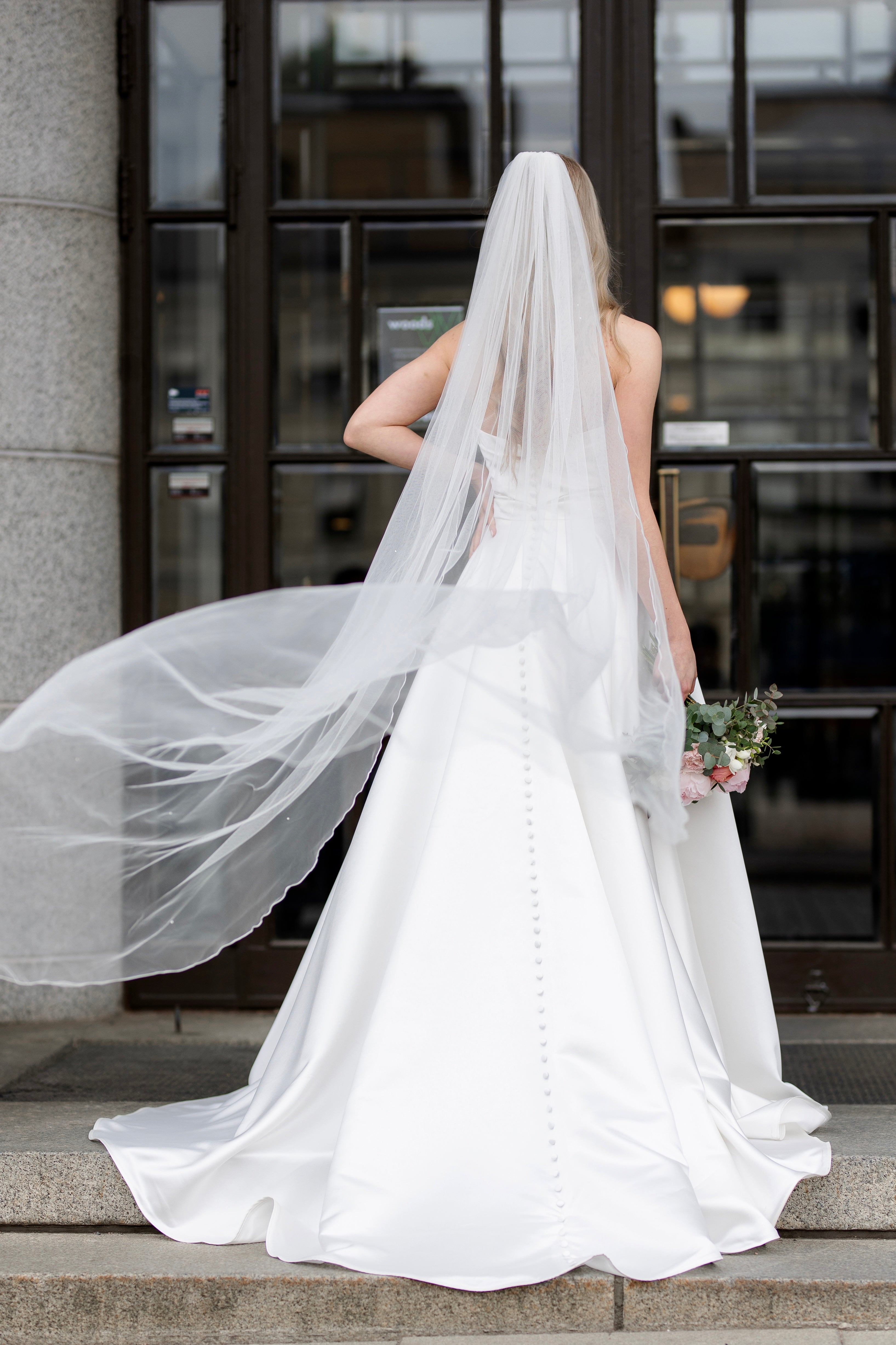 Olkaimeton satiininen häämekko klassisella A-linjaisella leikkauksella.