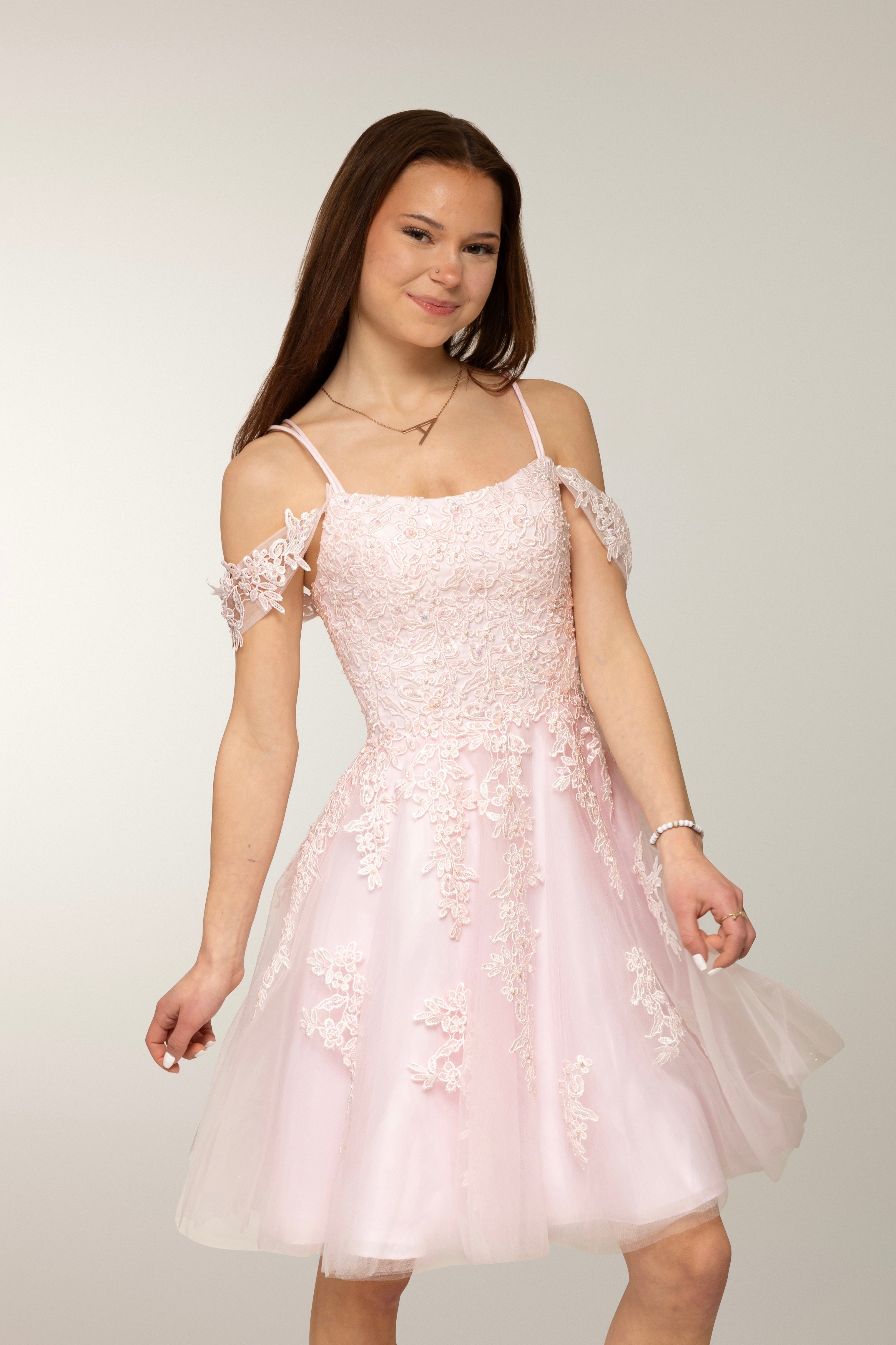 Vaaleanpunainen off shoulder mallinen rippimekko.