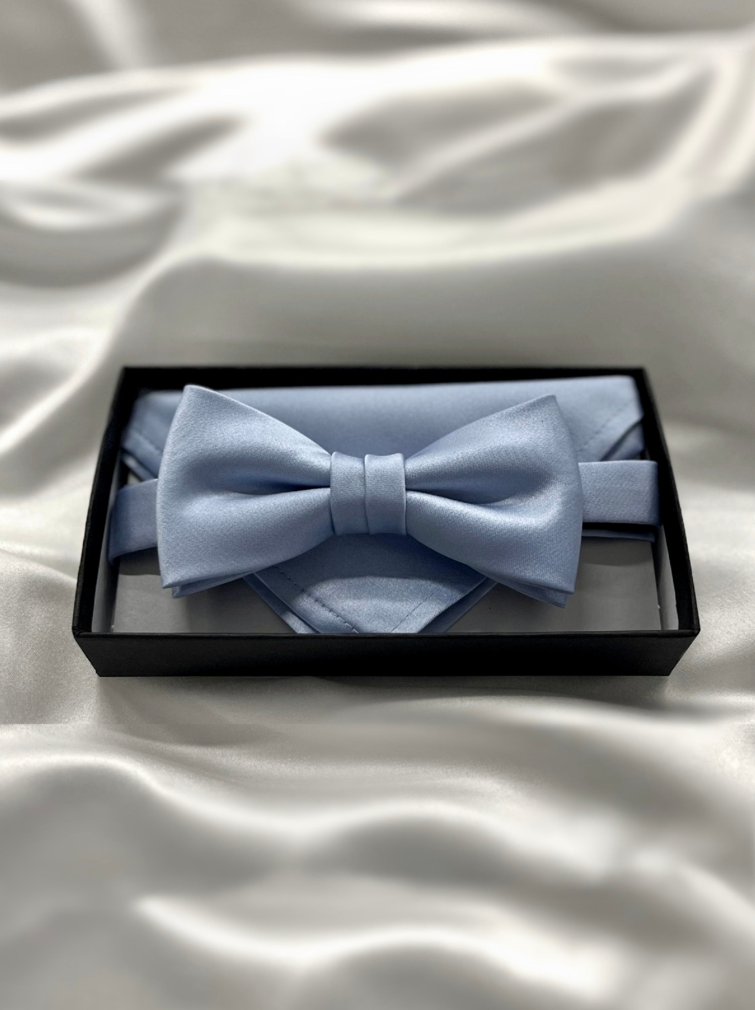 Vaaleansininen rusetti ja taskuliina setti juhlapukeutumiseen.