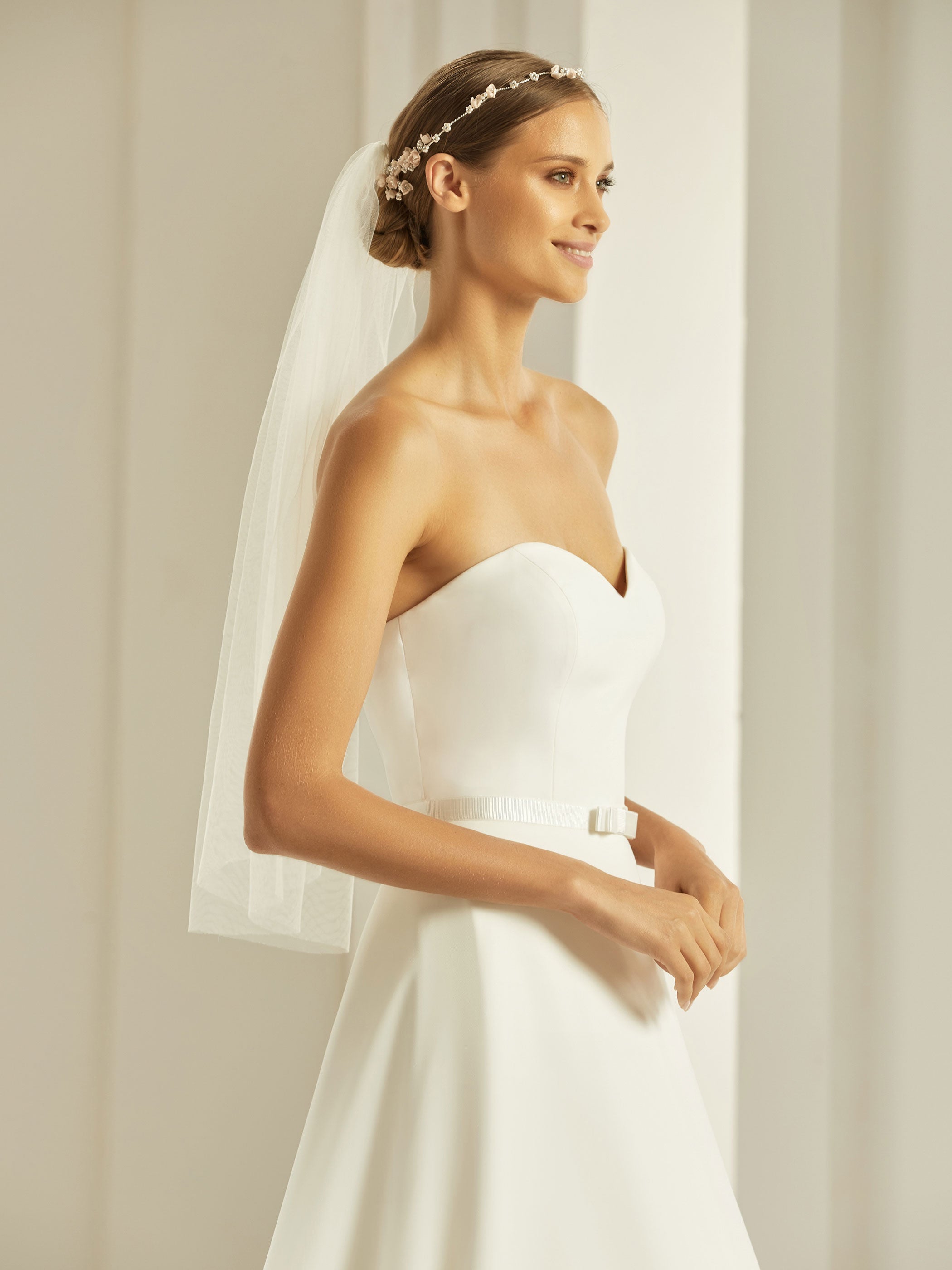 70 cm lyhyt huntu häämekon kanssa, kevyt ja elegantti.