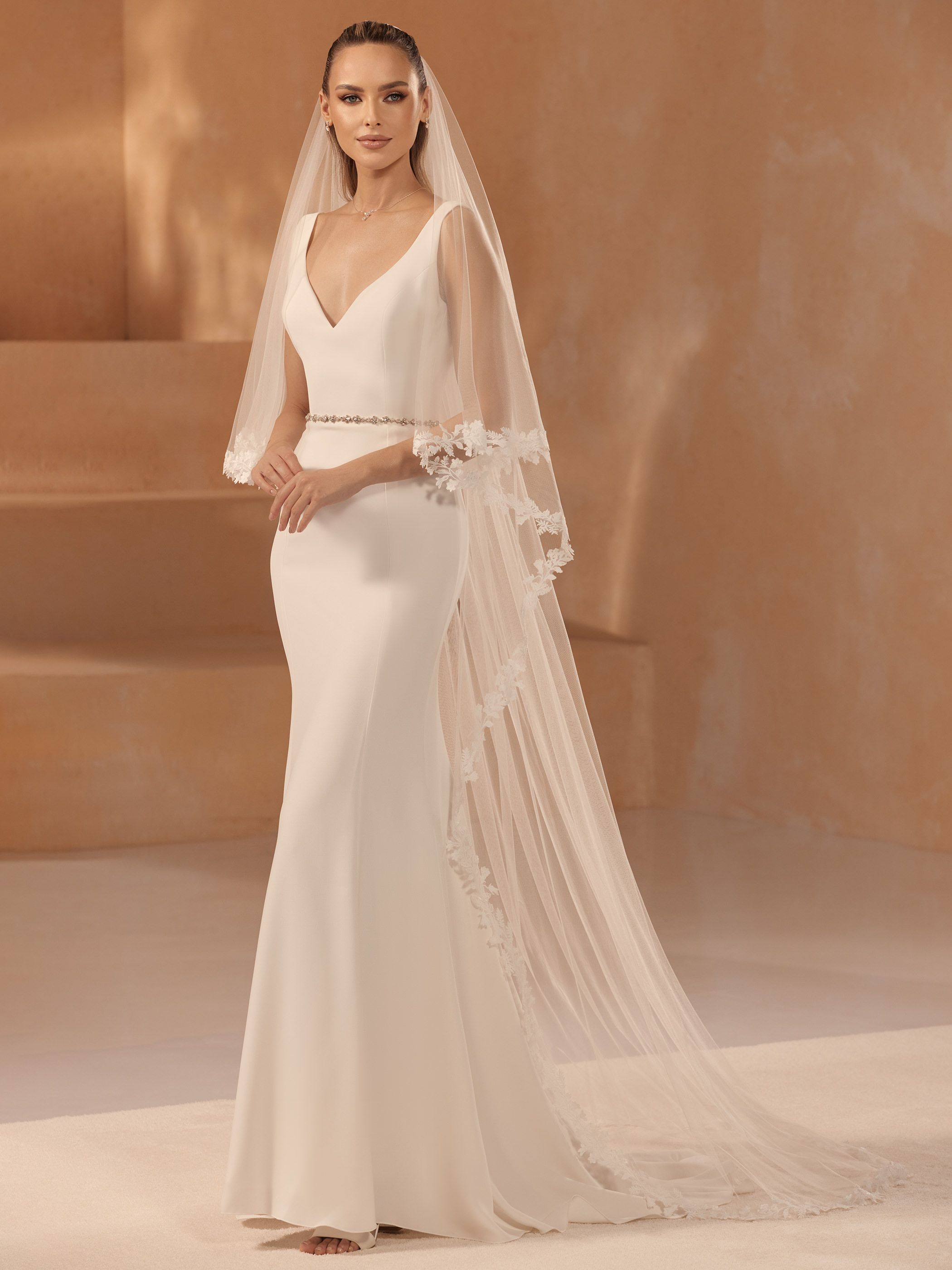 200 cm huntu pitsireunalla häämekon kanssa, edestä.