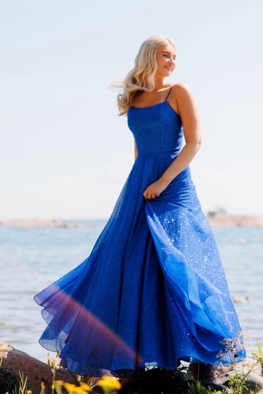 Kirkkaan sininen kimaltava vanhojentanssimekko.