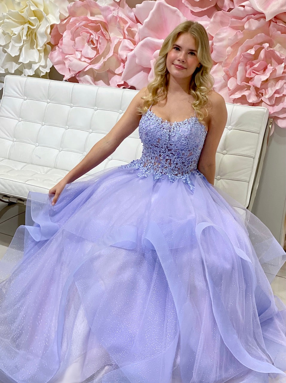 Violetti vanhojentanssimekko, röyhelöhelma ja pitsikoristeltu yläosa.