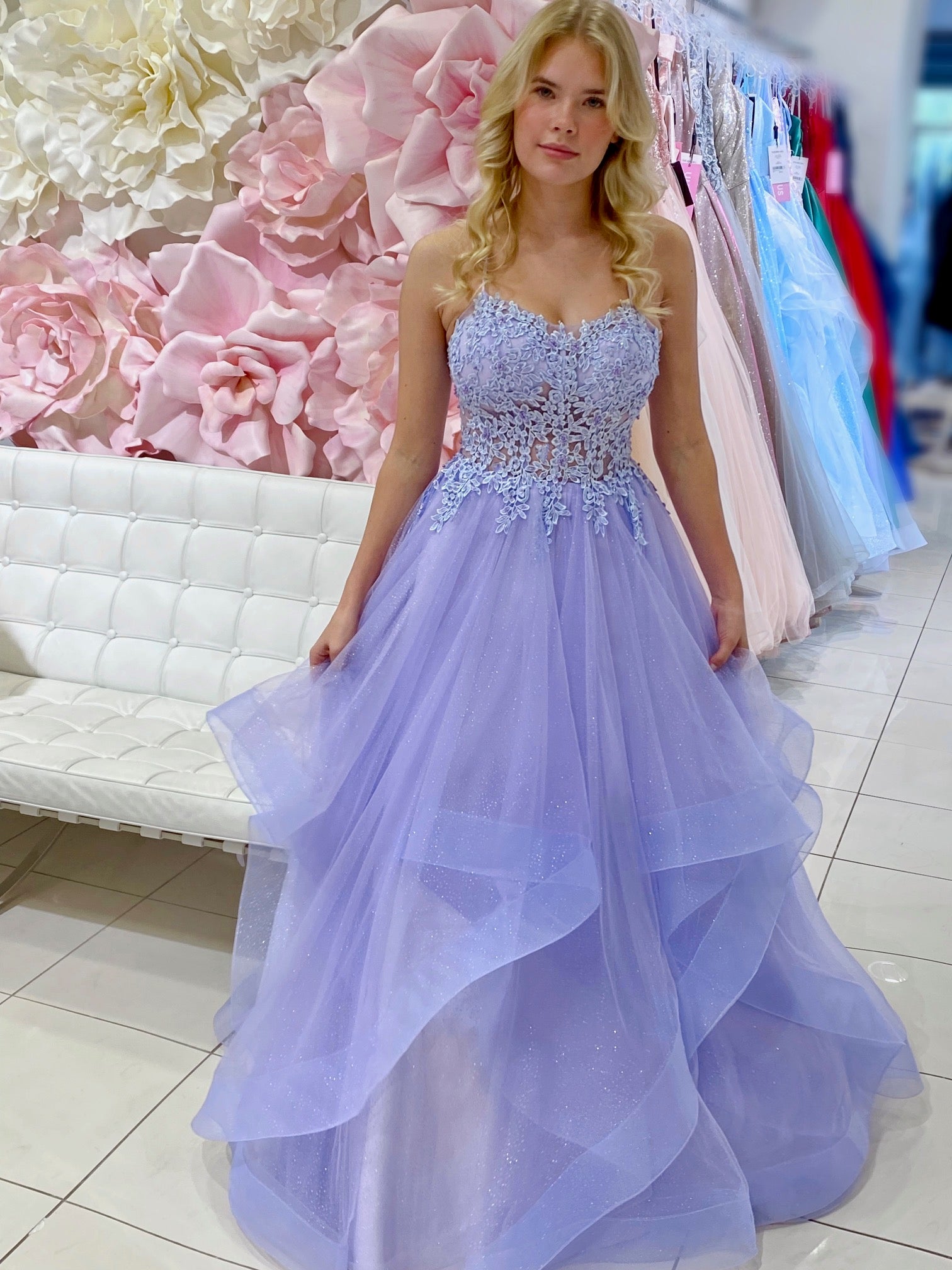 Violetti vanhojentanssimekko, röyhelöhelma ja pitsikoristeltu yläosa.