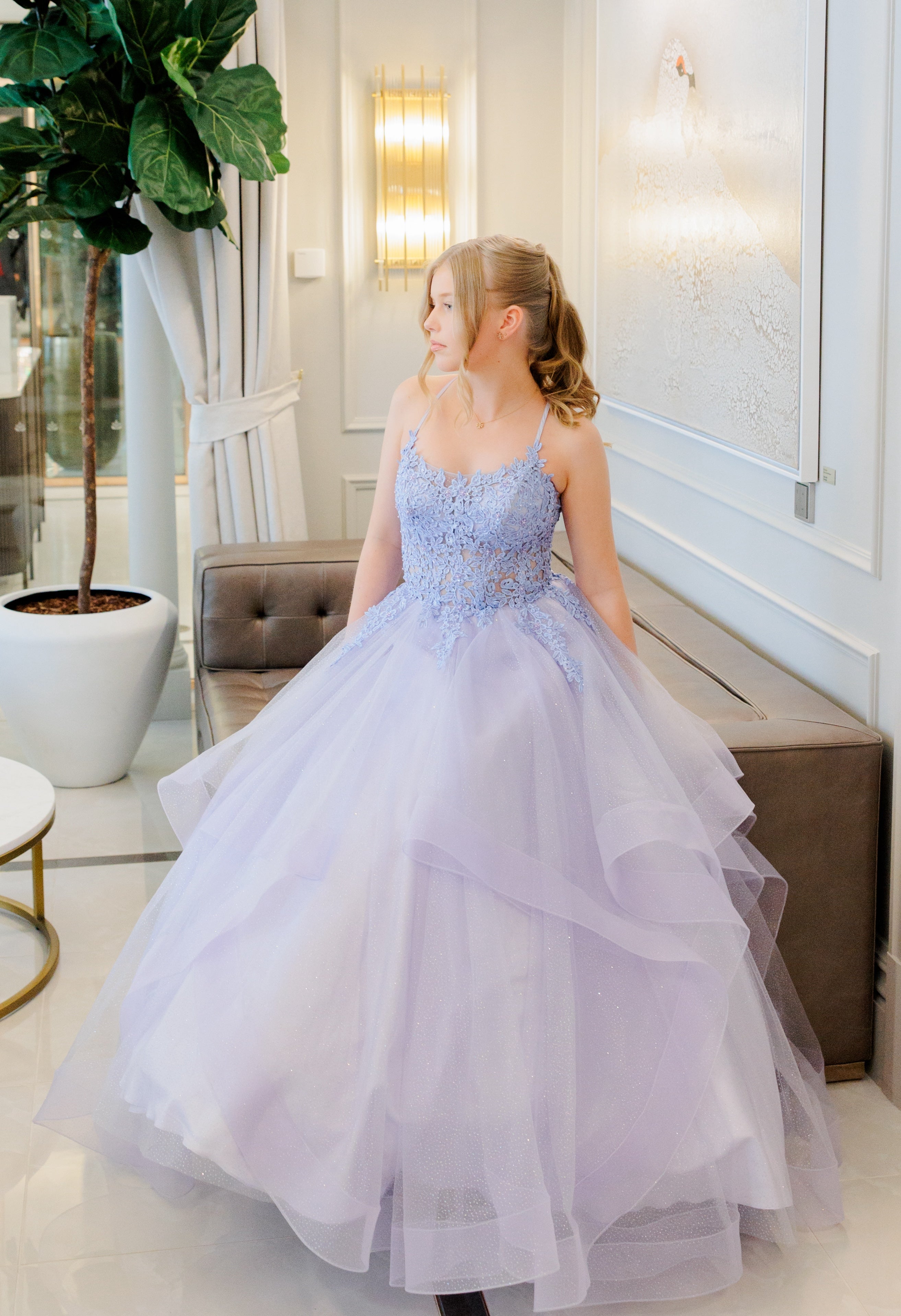 Violetti vanhojentanssimekko, röyhelöhelma ja pitsikoristeltu yläosa.