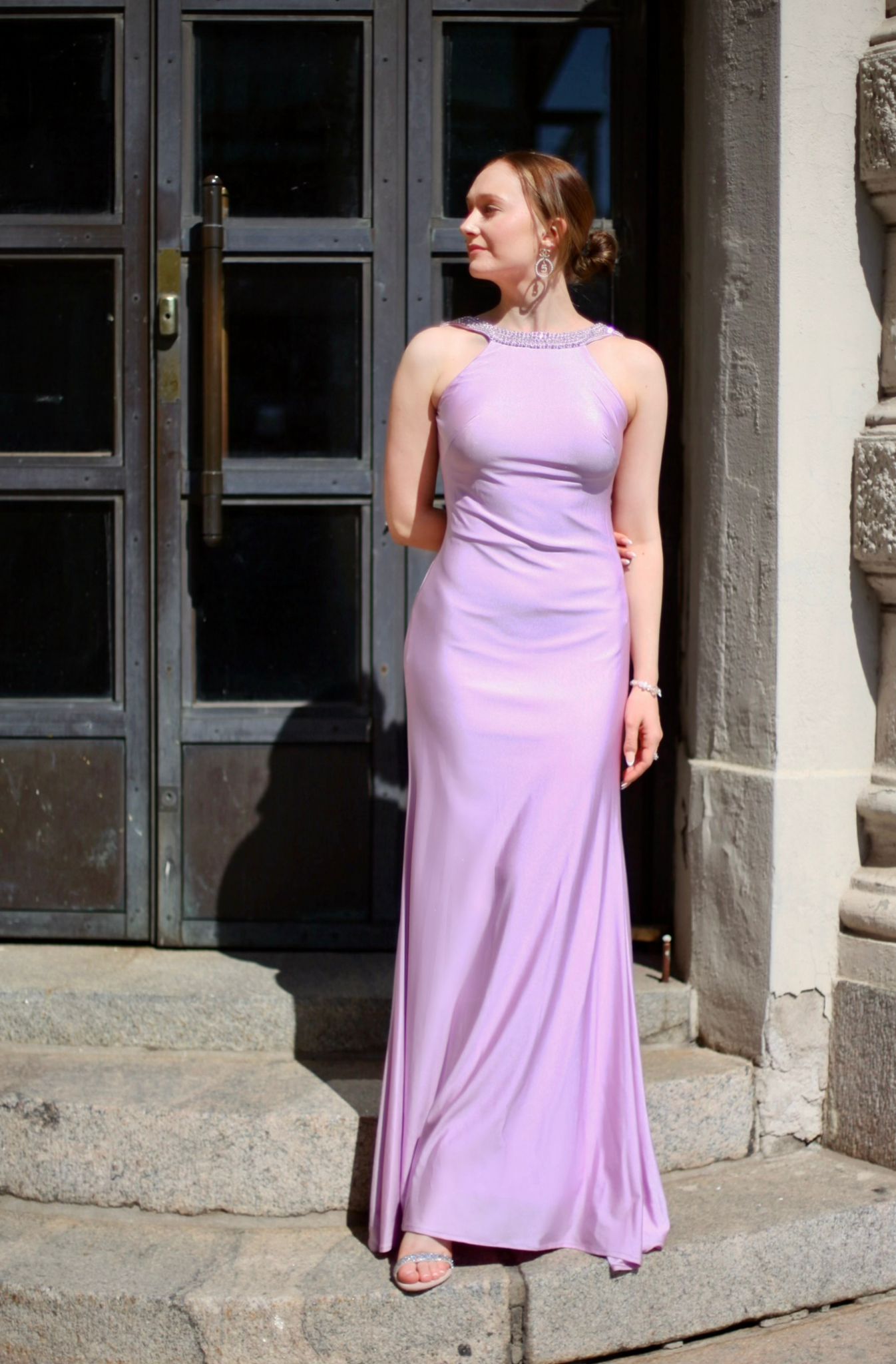 Orkidean värinen elegantti iltapuku