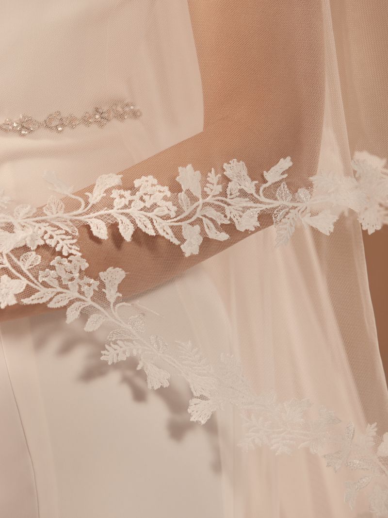 200 cm huntu pitsireunalla häämekon kanssa, pitsi läheltä.