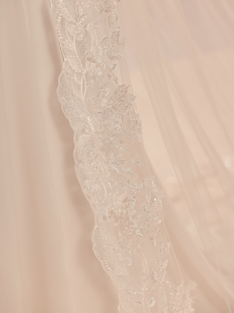 220 cm pitkä pitsihuntu häämekkoon, reuna.